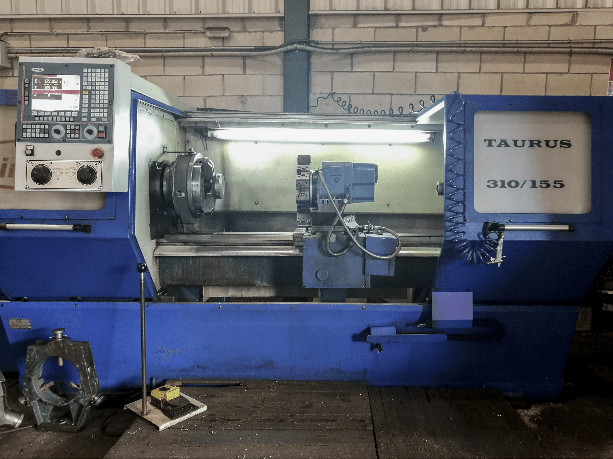 Čelní pohled 1 na Pinacho Taurus 310/155 stroj