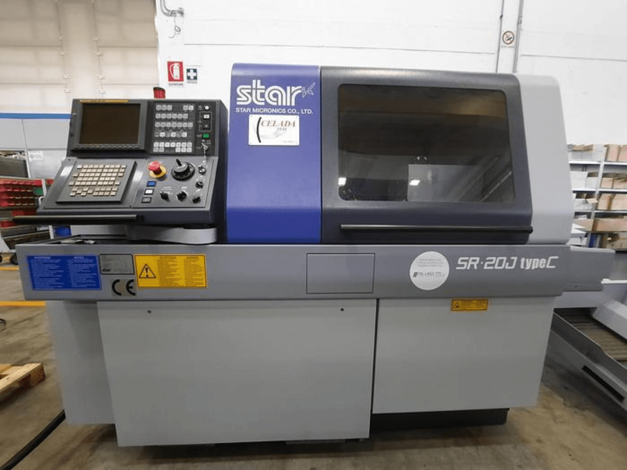 CNC soustruh Star Micronics SR-20J typ C, pohled zepředu, s ovládacím panelem a displejem, s ukázkou ovládacích tlačítek.