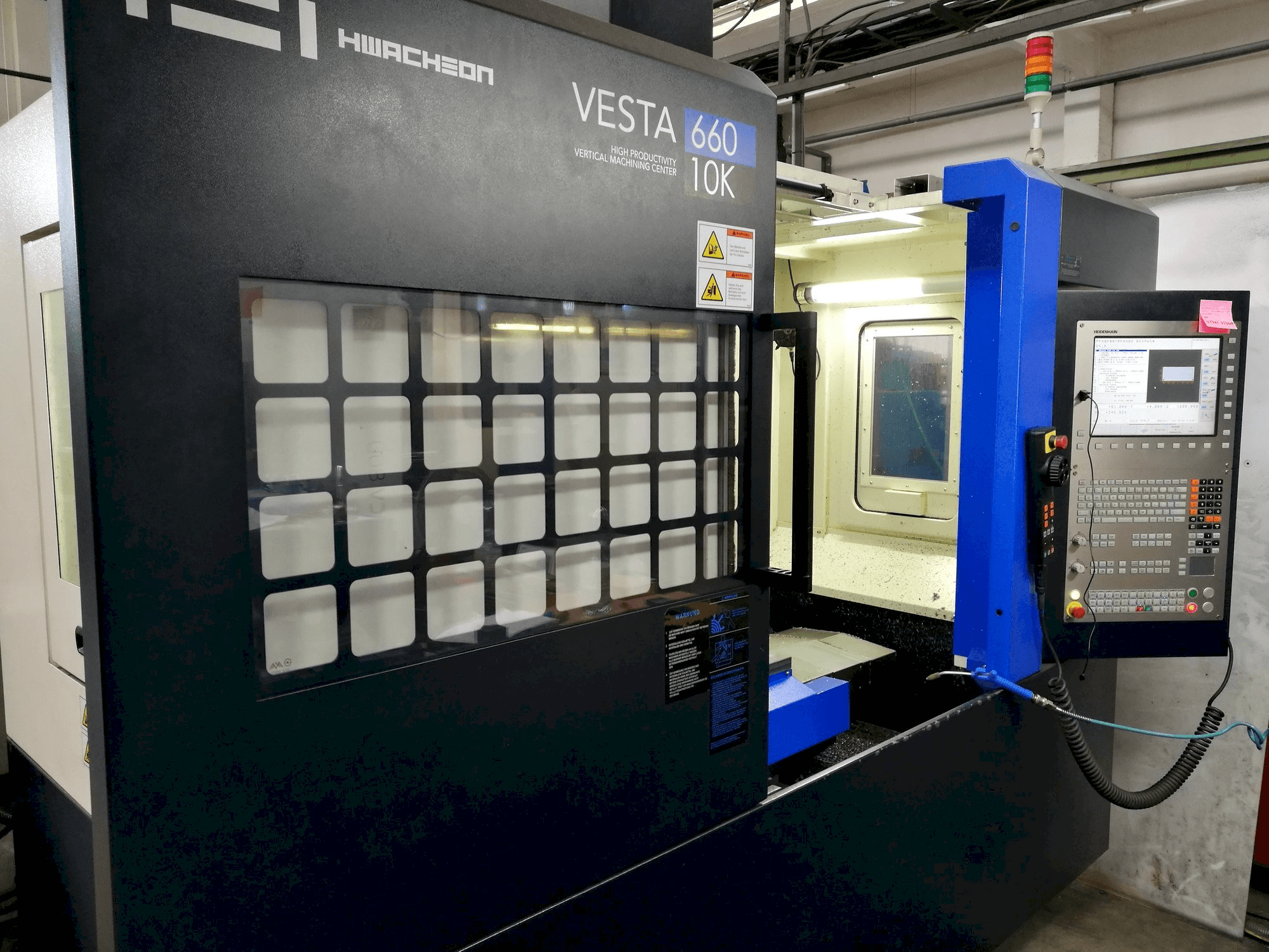 Čelní pohled na HWACHEON Vesta-600 stroj
