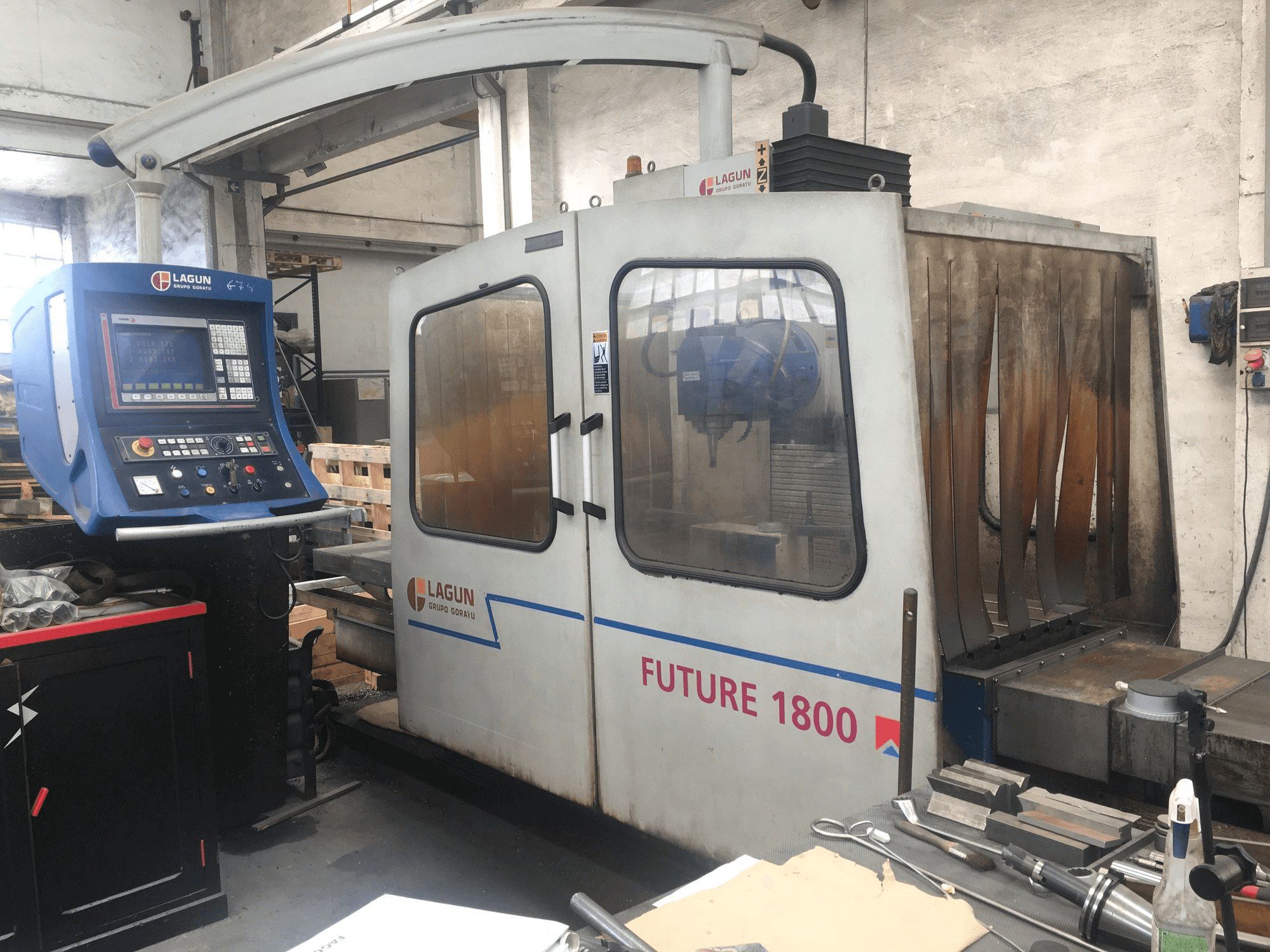 Čelní pohled na LAGUN Future 1800 stroj