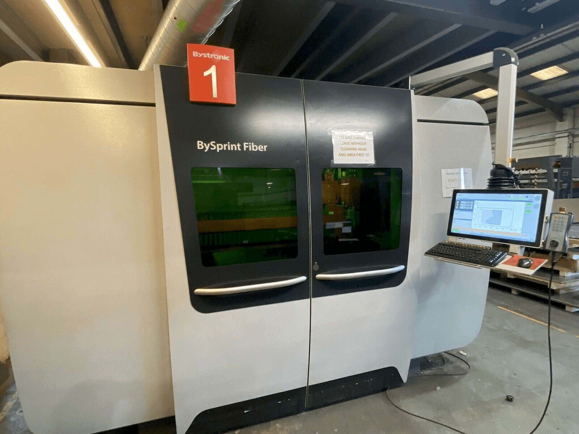 Čelní pohled na Bystronic Bysprint 3015 stroj