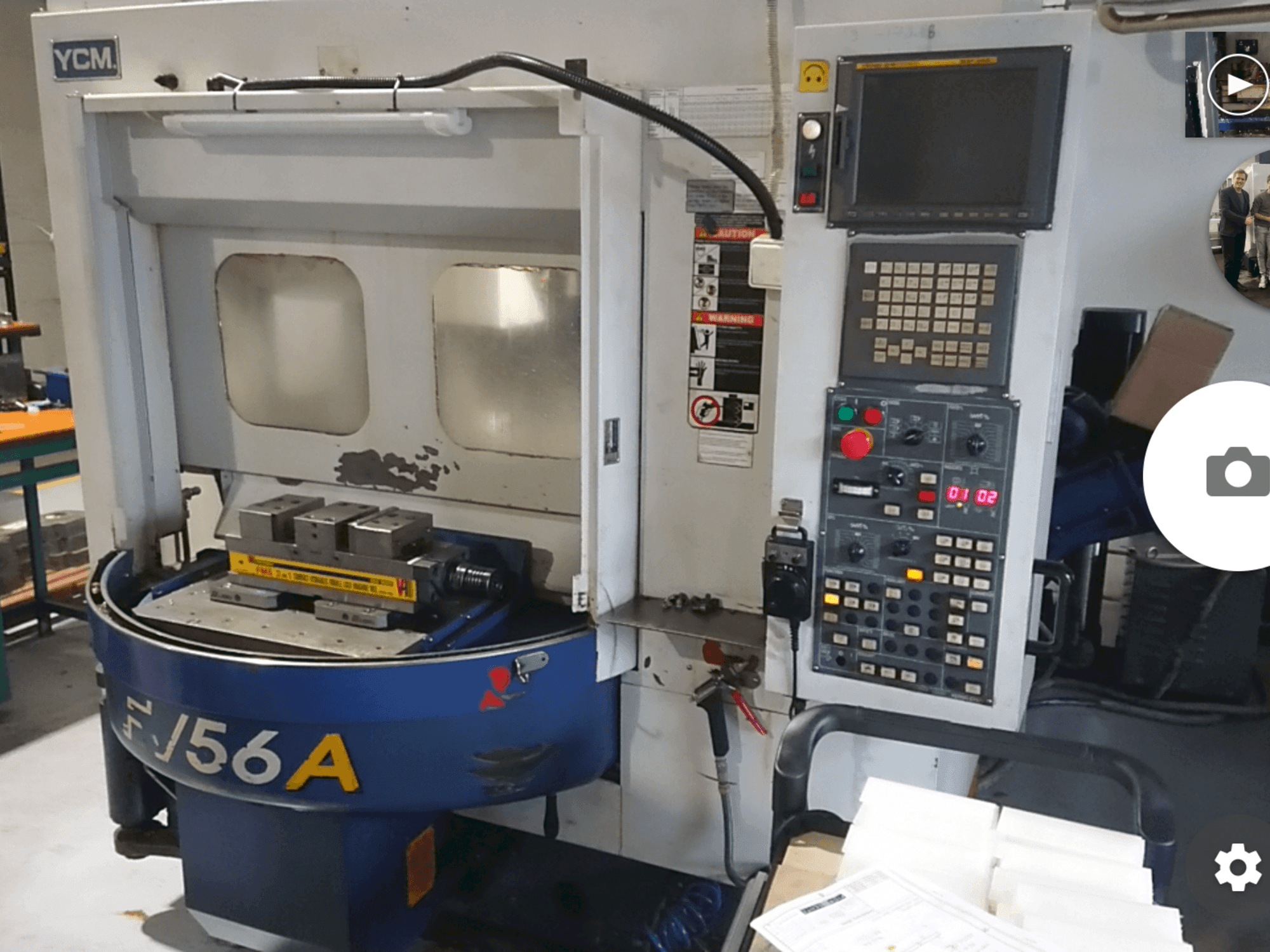 Čelní pohled na YCM FV56A stroj