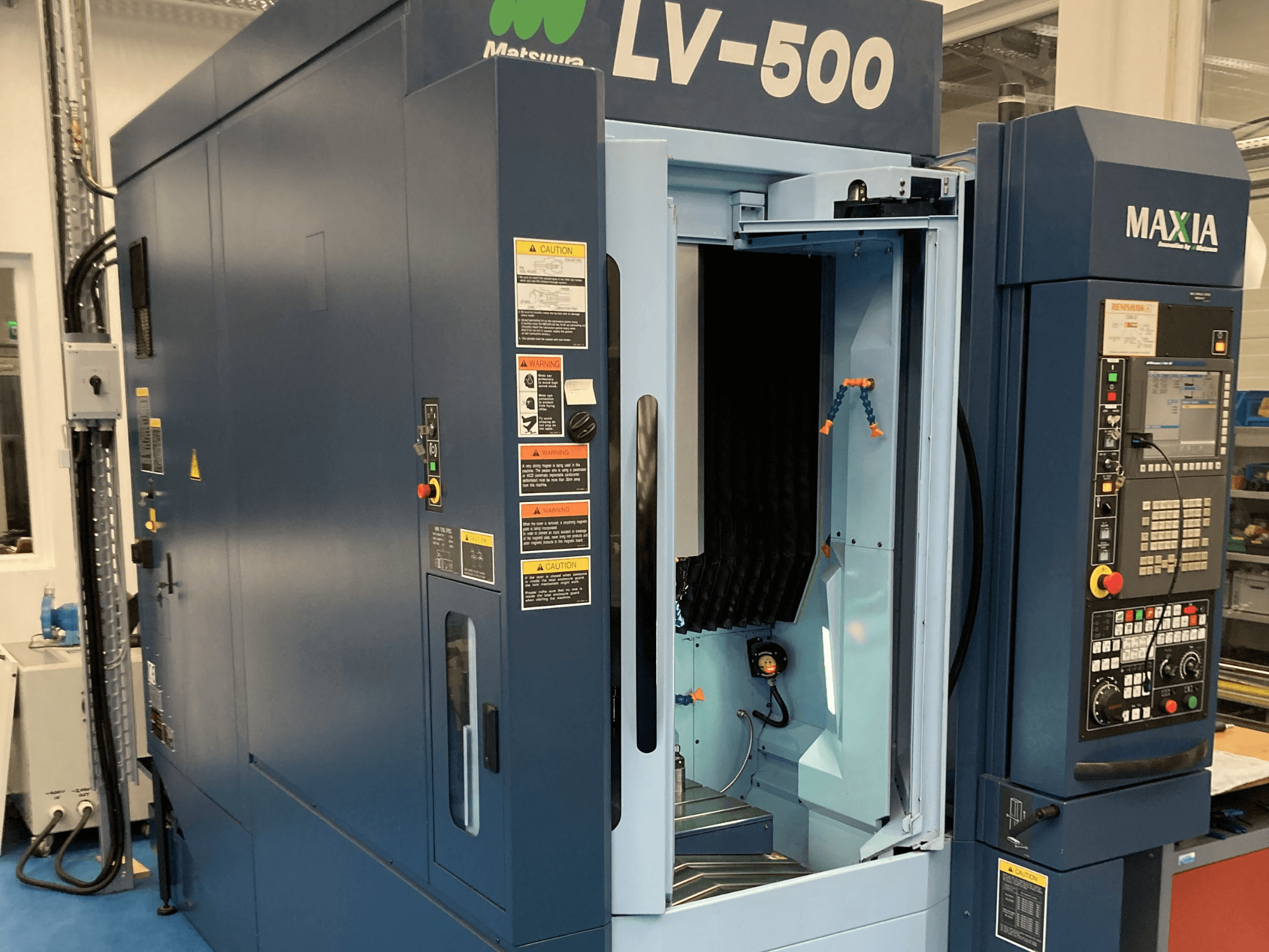 Vertikální obráběcí centrum Matsuura LV-500 z čelního pohledu, s otevřenými dveřmi a ovládacím panelem s tlačítky.