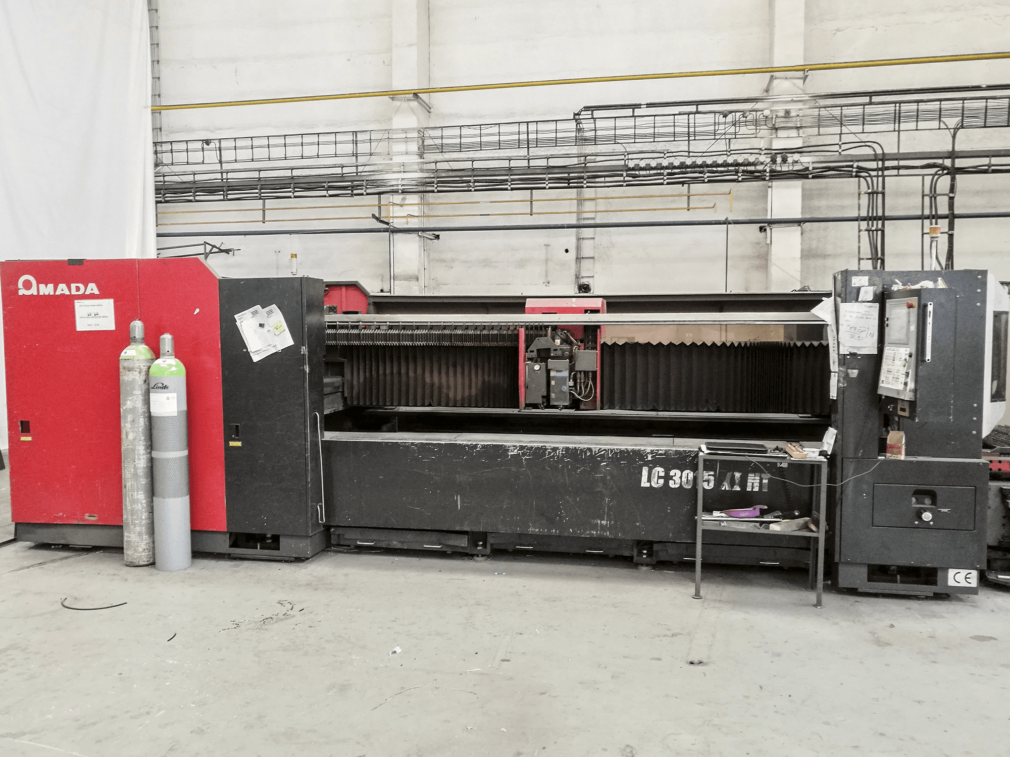 Čelní pohled na AMADA LC 3015 X1 NT stroj