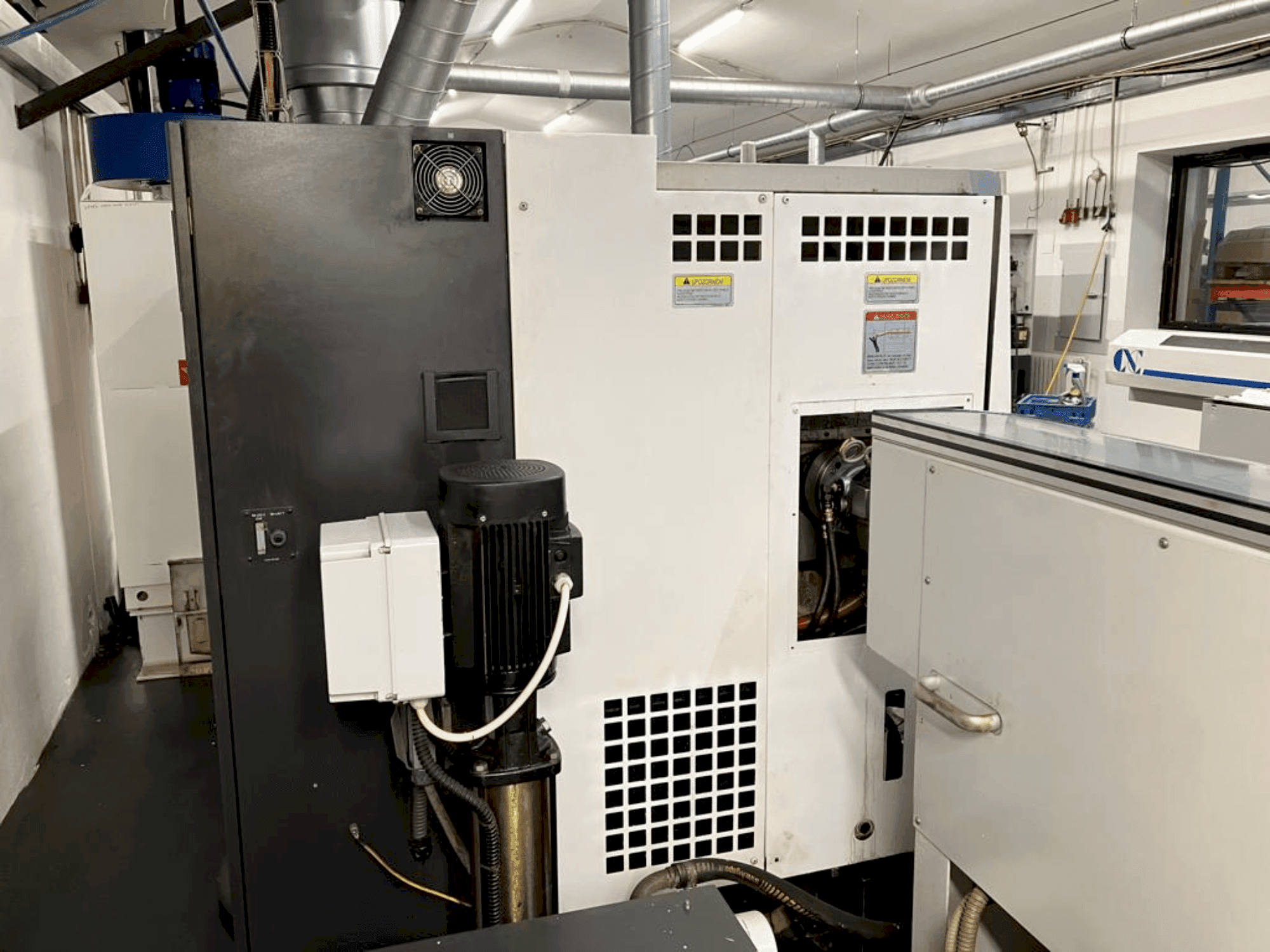 Čelní pohled na Okuma LB2000EXII MC stroj