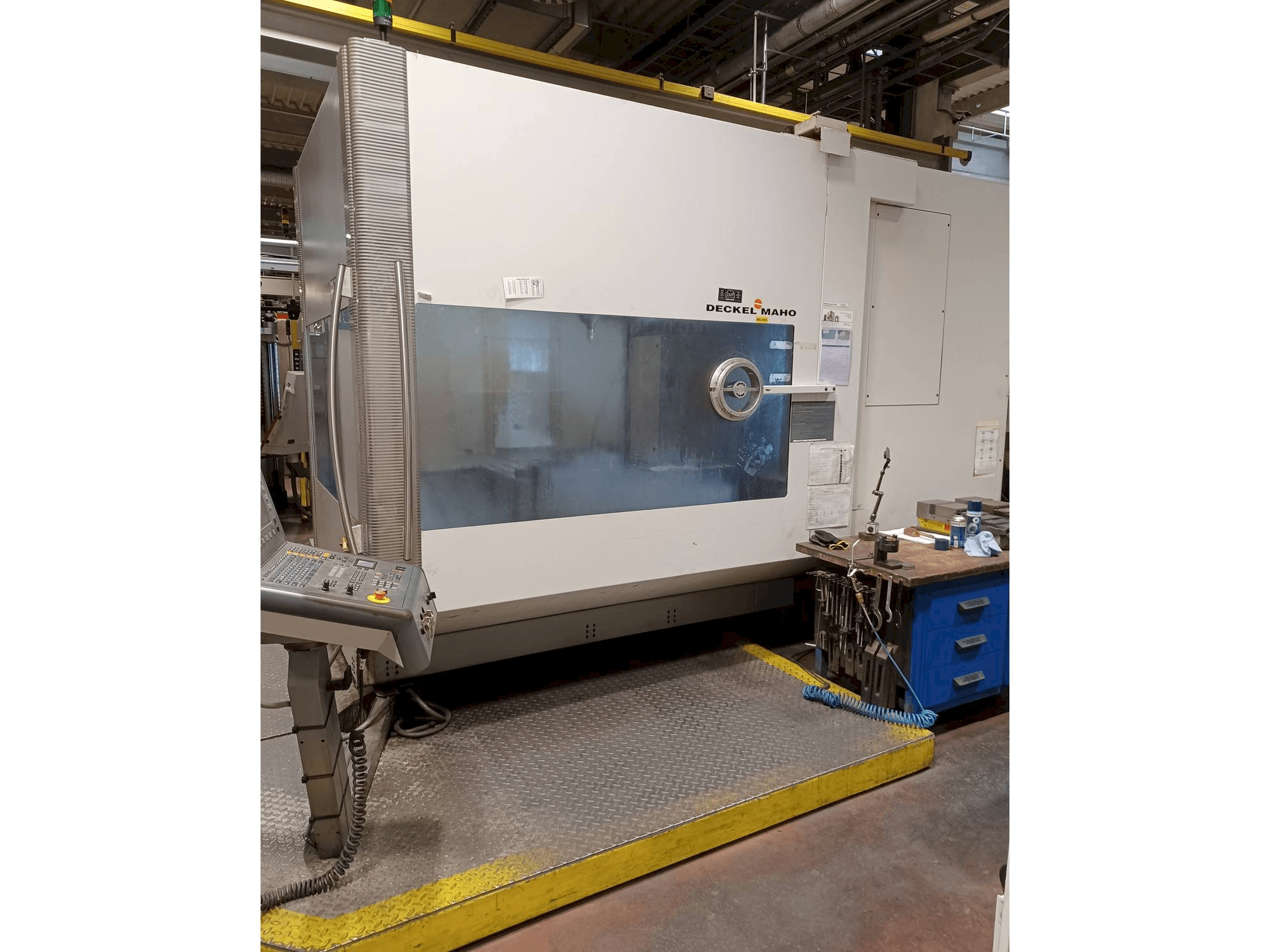 Čelní pohled na DECKEL MAHO DMU 125 T hi-dyn stroj