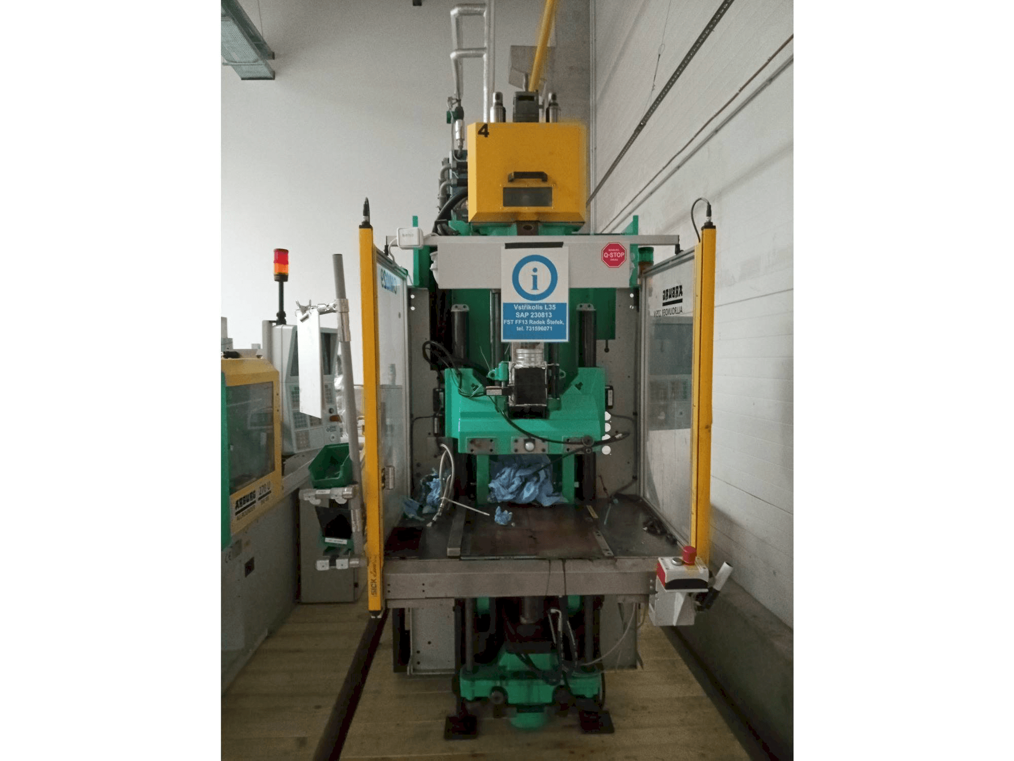 Čelní pohled na Arburg Allrounder 275V 250-70 stroj