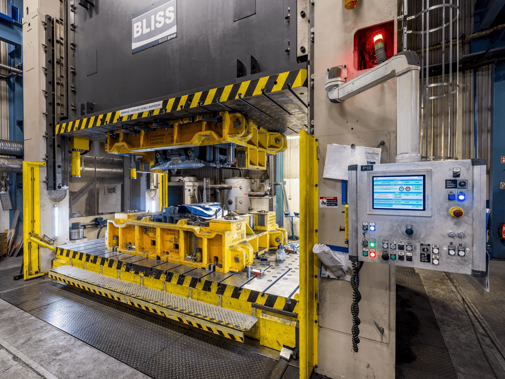 Čelní pohled na BLISS-BRET PHD 1500 stroj