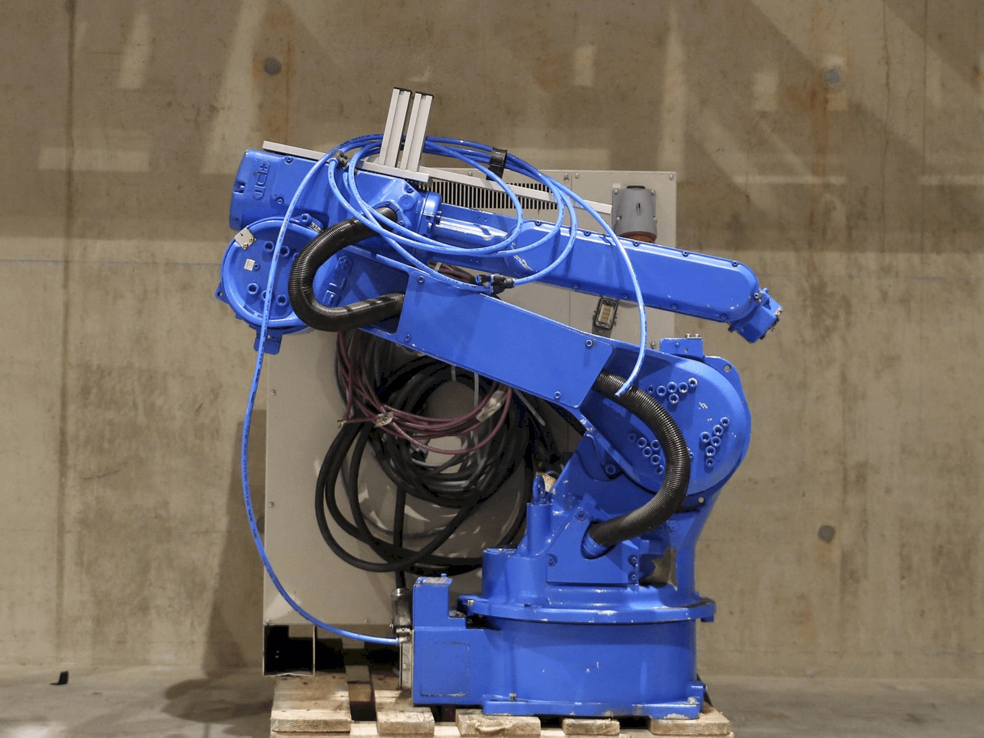 Čelní pohled na Yaskawa Motoman HP20D stroj