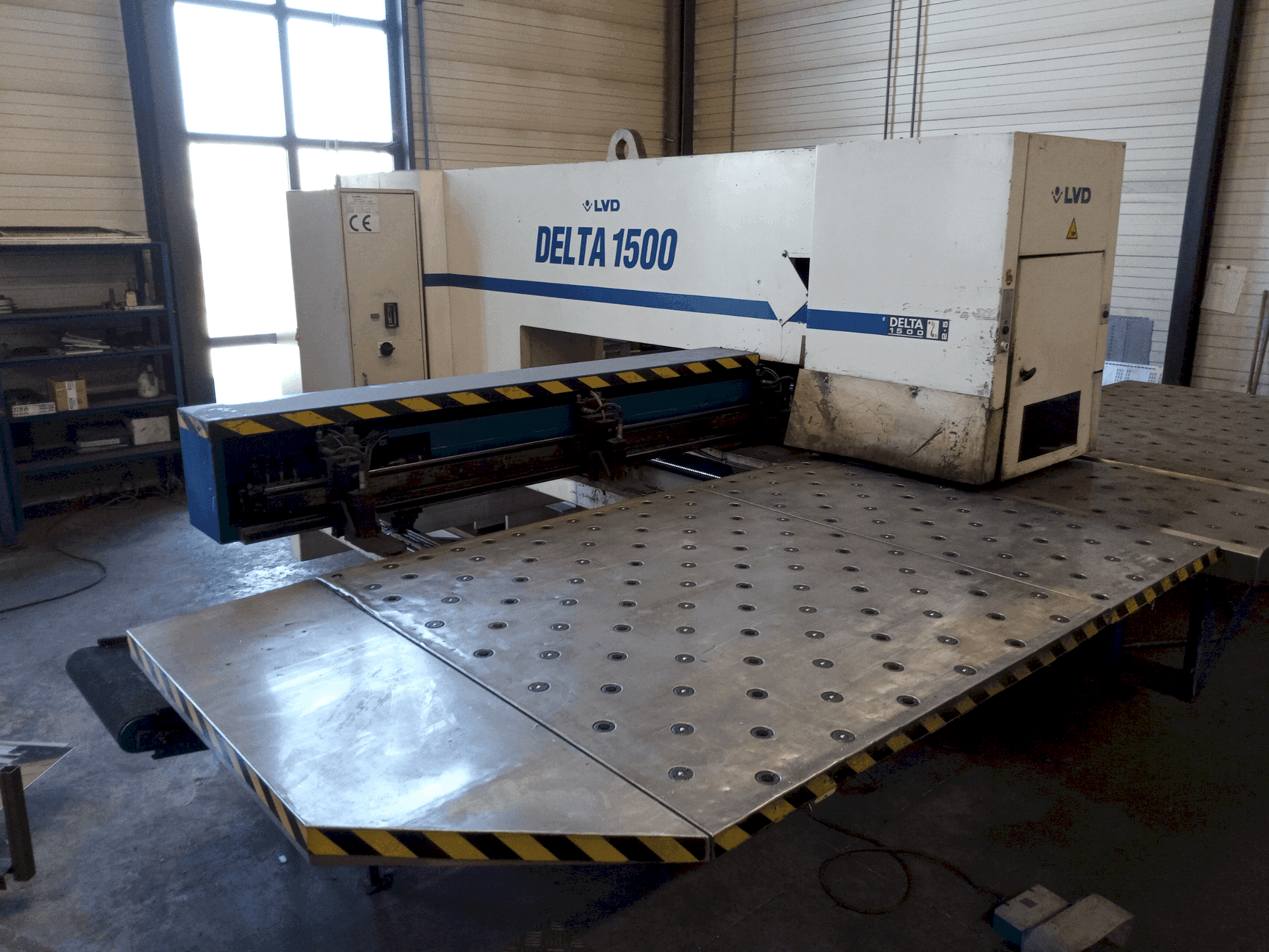 Čelní pohled na LVD DELTA 1500 LB stroj