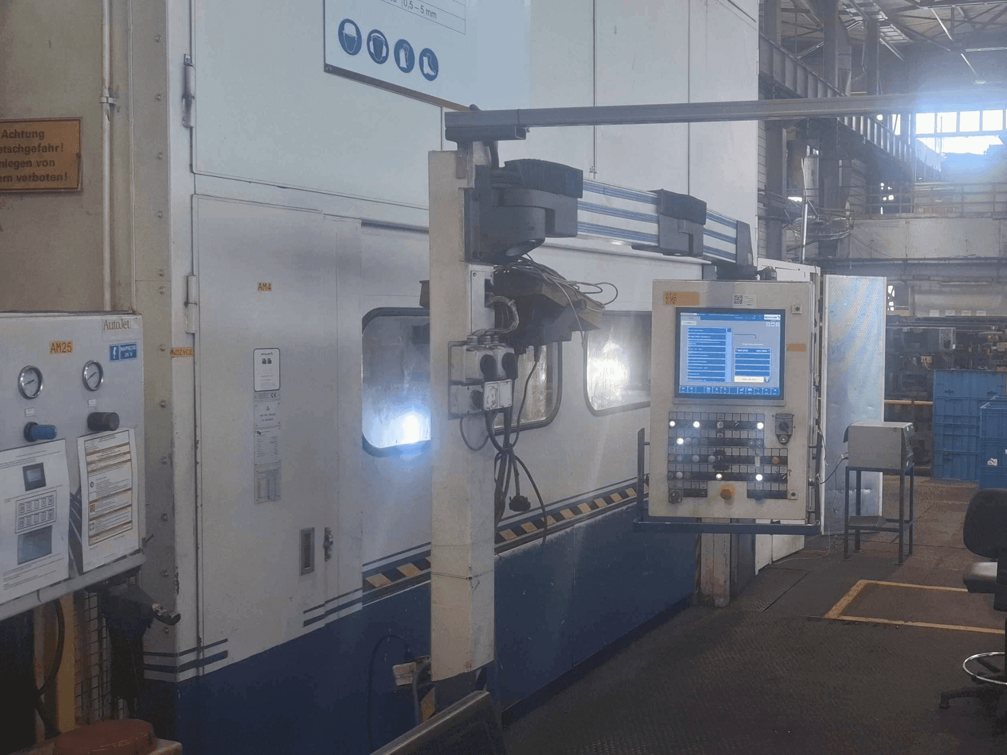 Čelní pohled na Müller HUQ 630.30 stroj