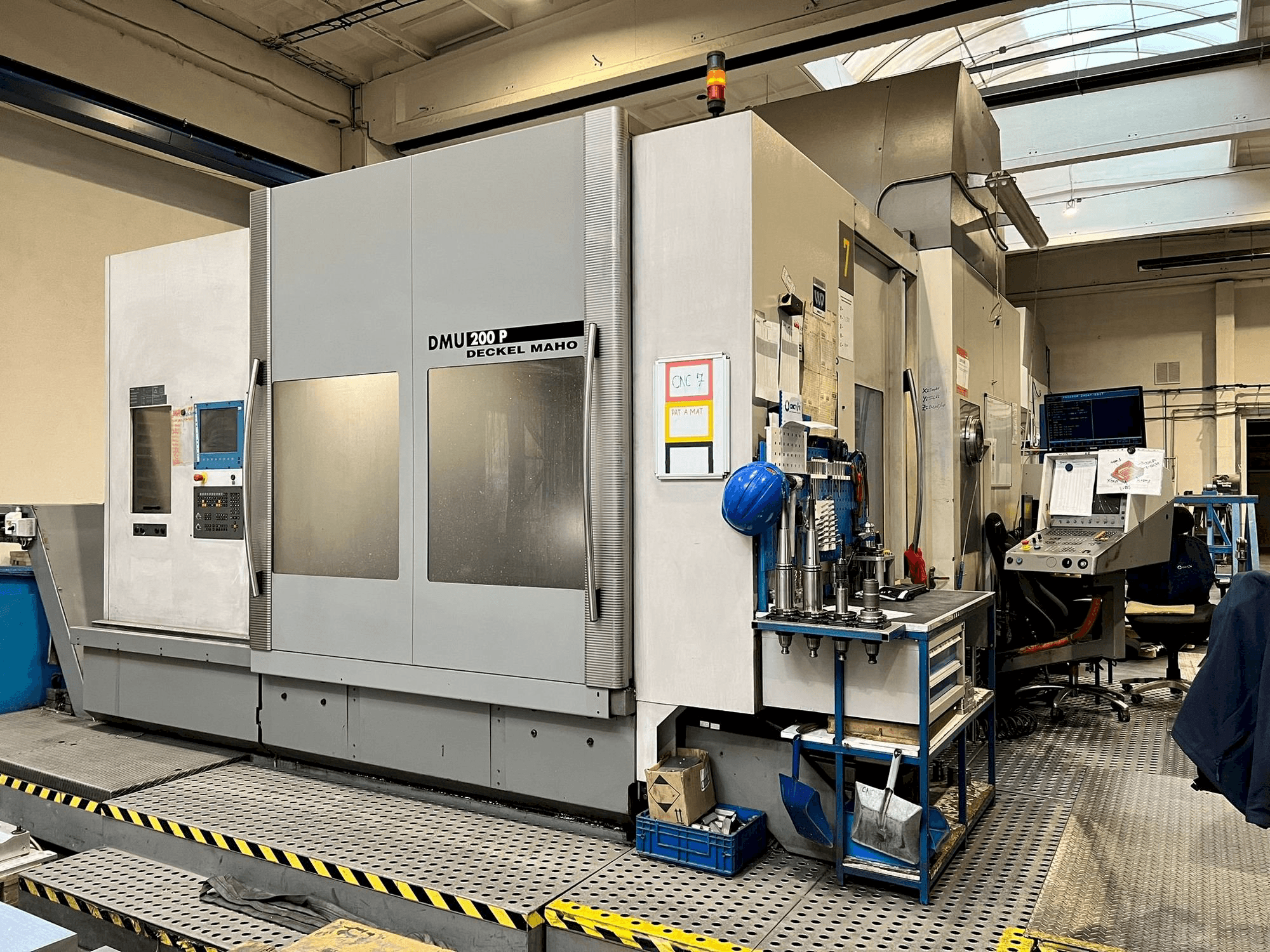 Čelní pohled na DECKEL MAHO DMU 200P stroj
