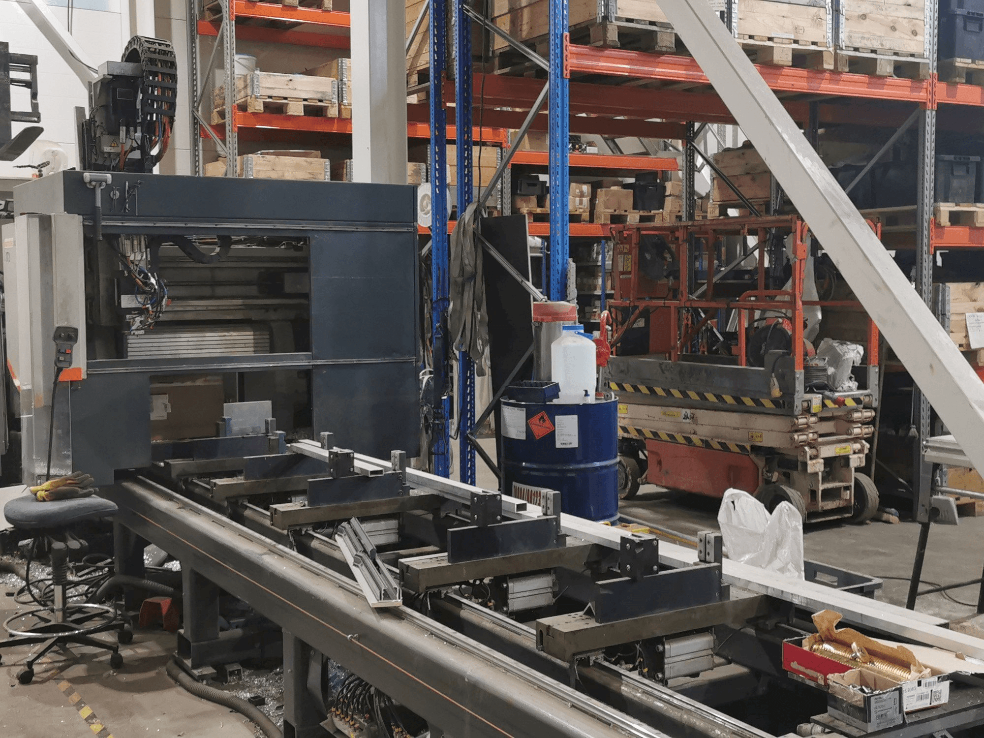 Čelní pohled na Elumatec SBZ 140 stroj