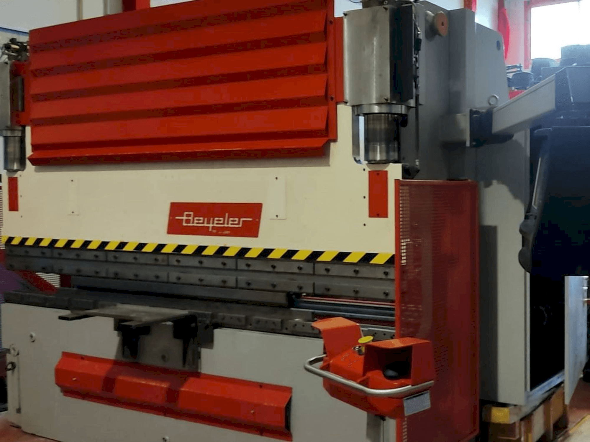 Čelní pohled na BEYELER PR6 1500 x 3100 stroj