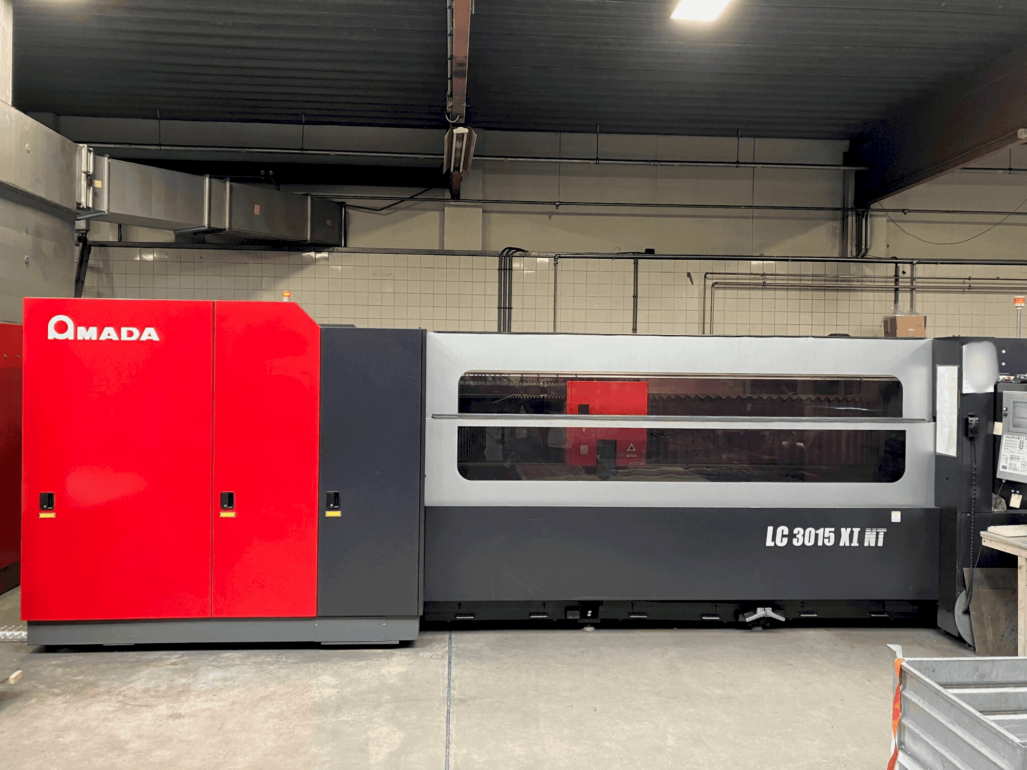 Čelní pohled na AMADA LC3015X1NT 4kW Co2 stroj