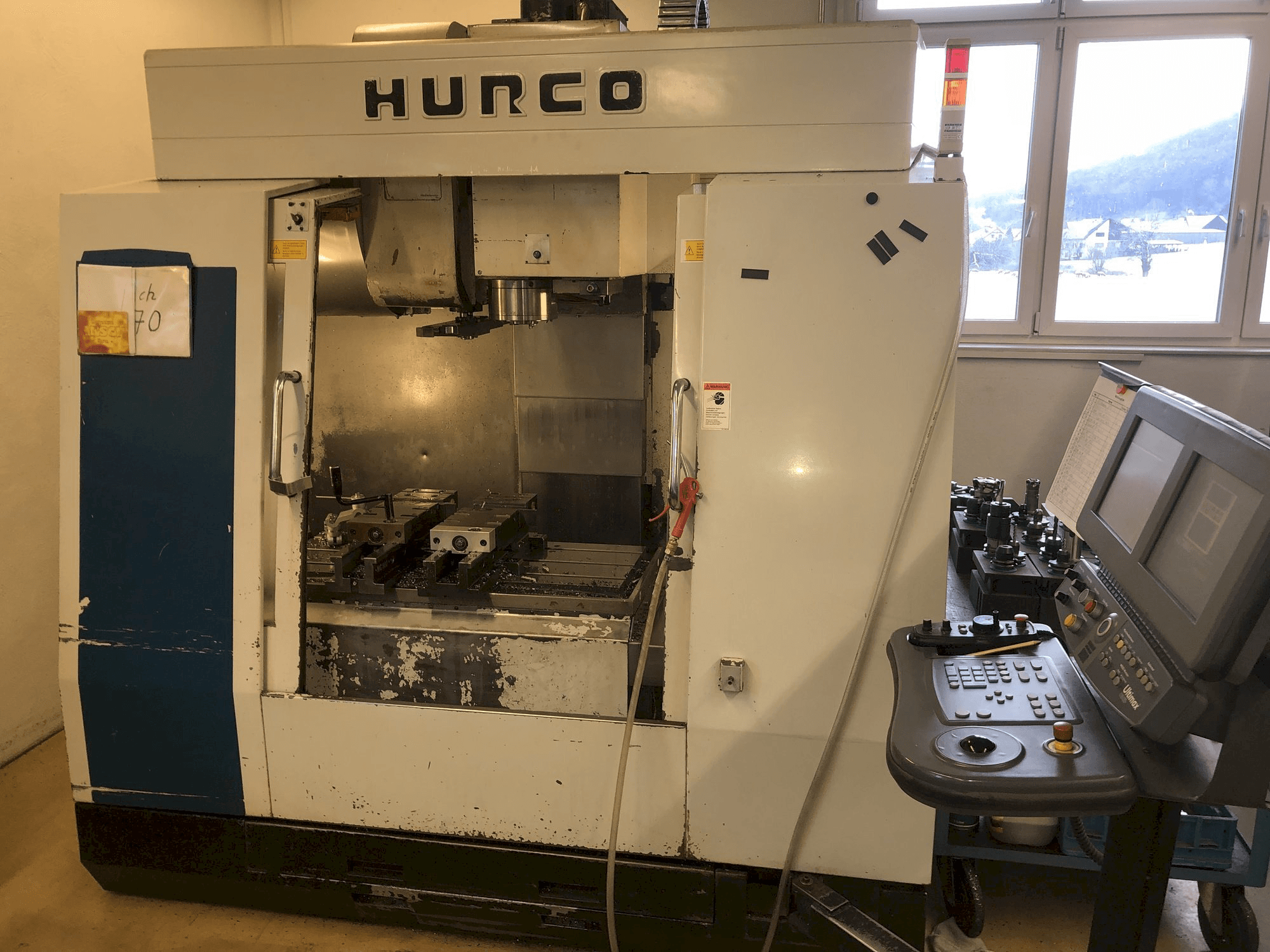 Čelní pohled na Hurco BMC 30M stroj