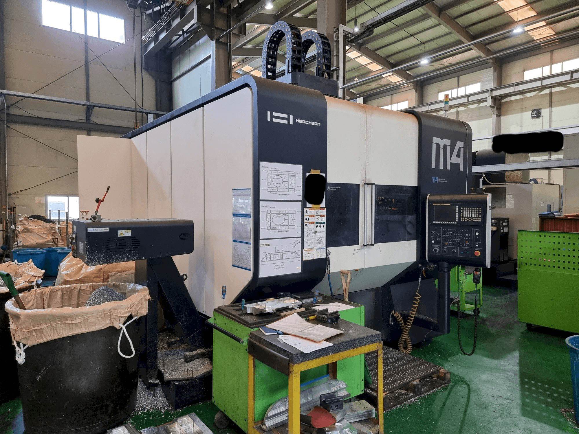 Čelní pohled na HWACHEON M4-5AX stroj