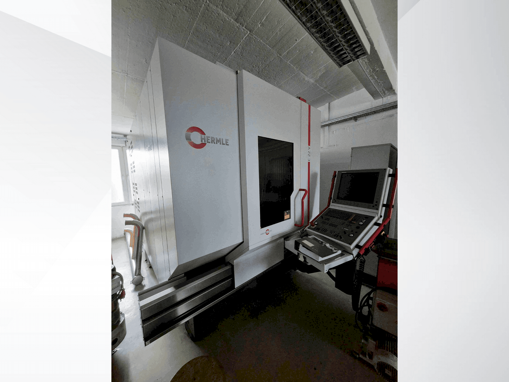 Čelní pohled na HERMLE C22 V stroj
