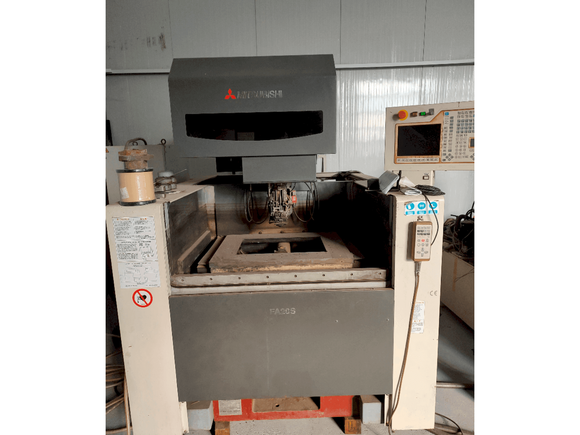 Čelní pohled na Mitsubishi FA20SM stroj