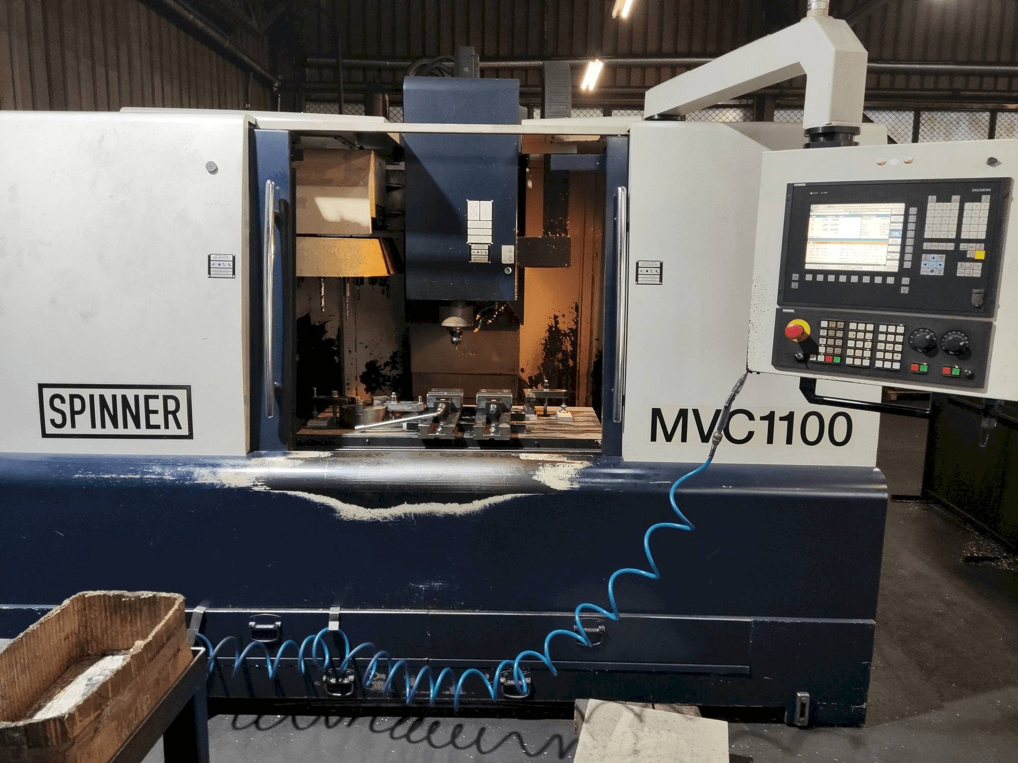Čelní pohled na SPINNER MVC-1100 stroj