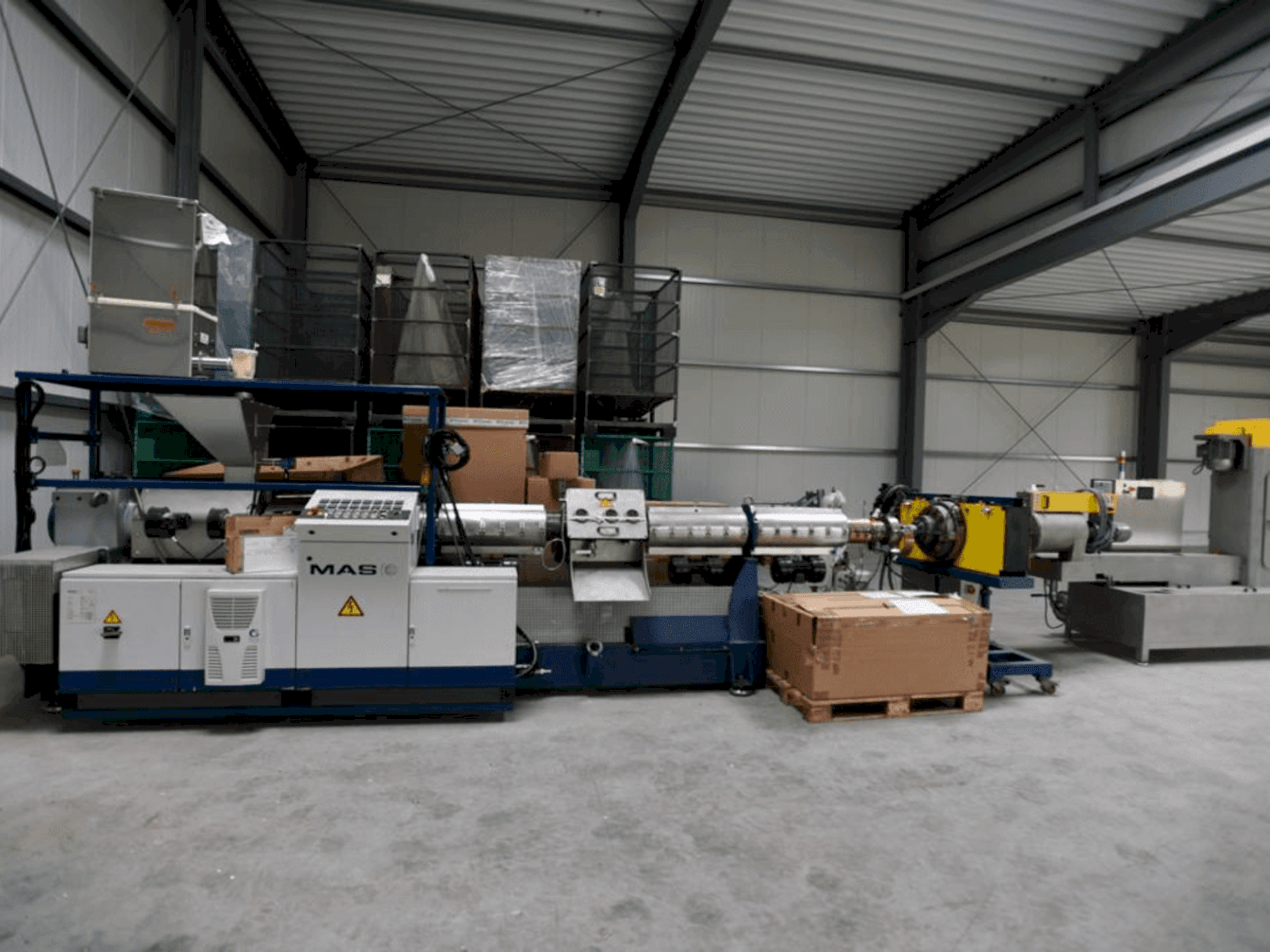 Čelní pohled na MAS 120E stroj