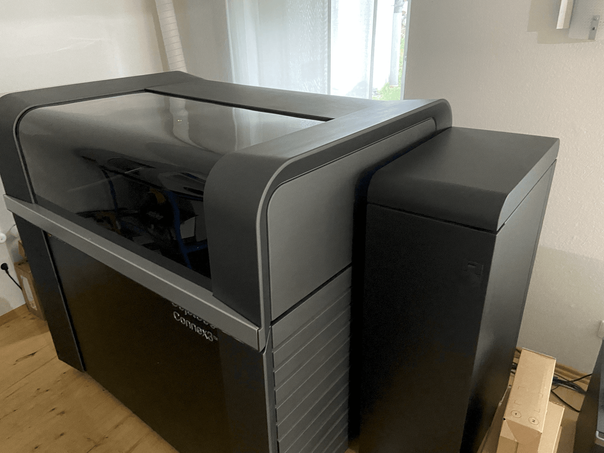 Čelní pohled na Stratasys Objet500 Connex3 stroj