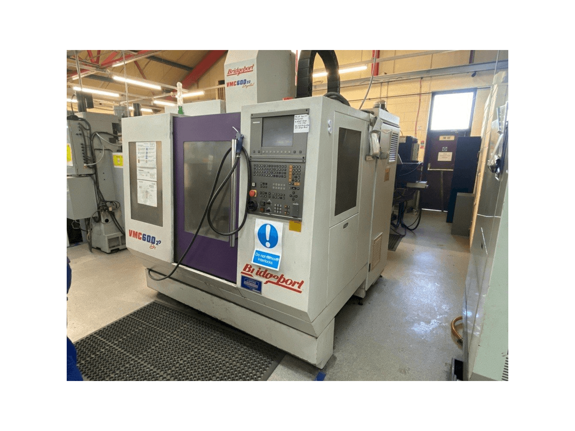 Čelní pohled na Bridgeport VMC 600/22 Digital stroj