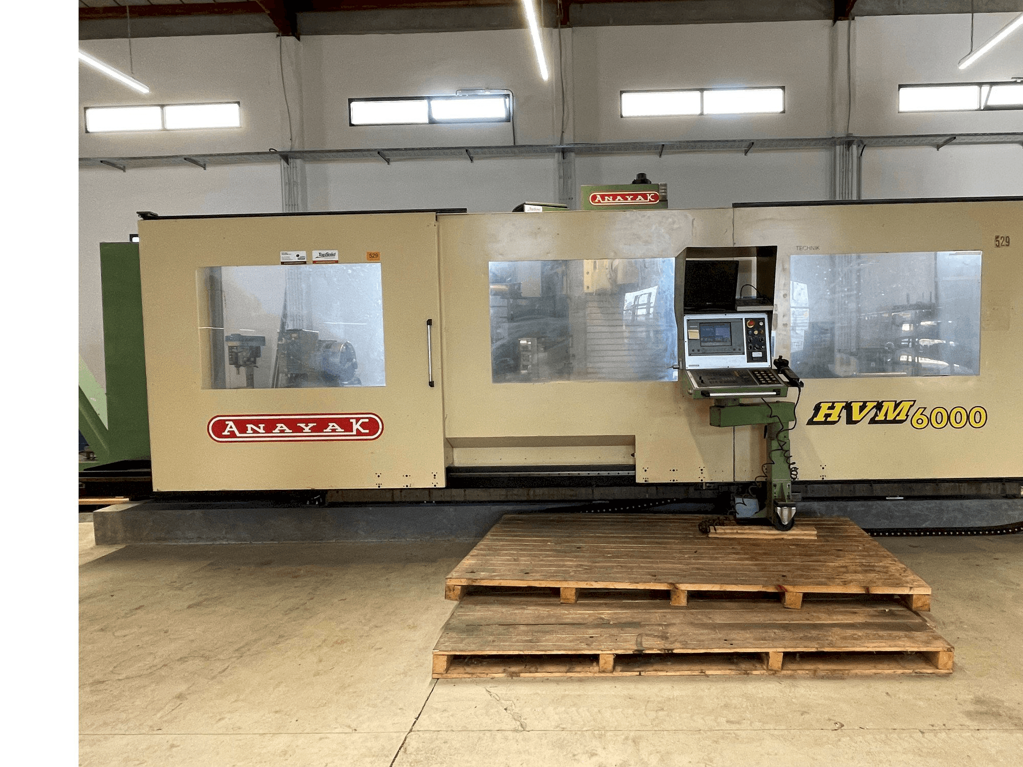 Čelní pohled na ANAYAK HVM-6000 stroj