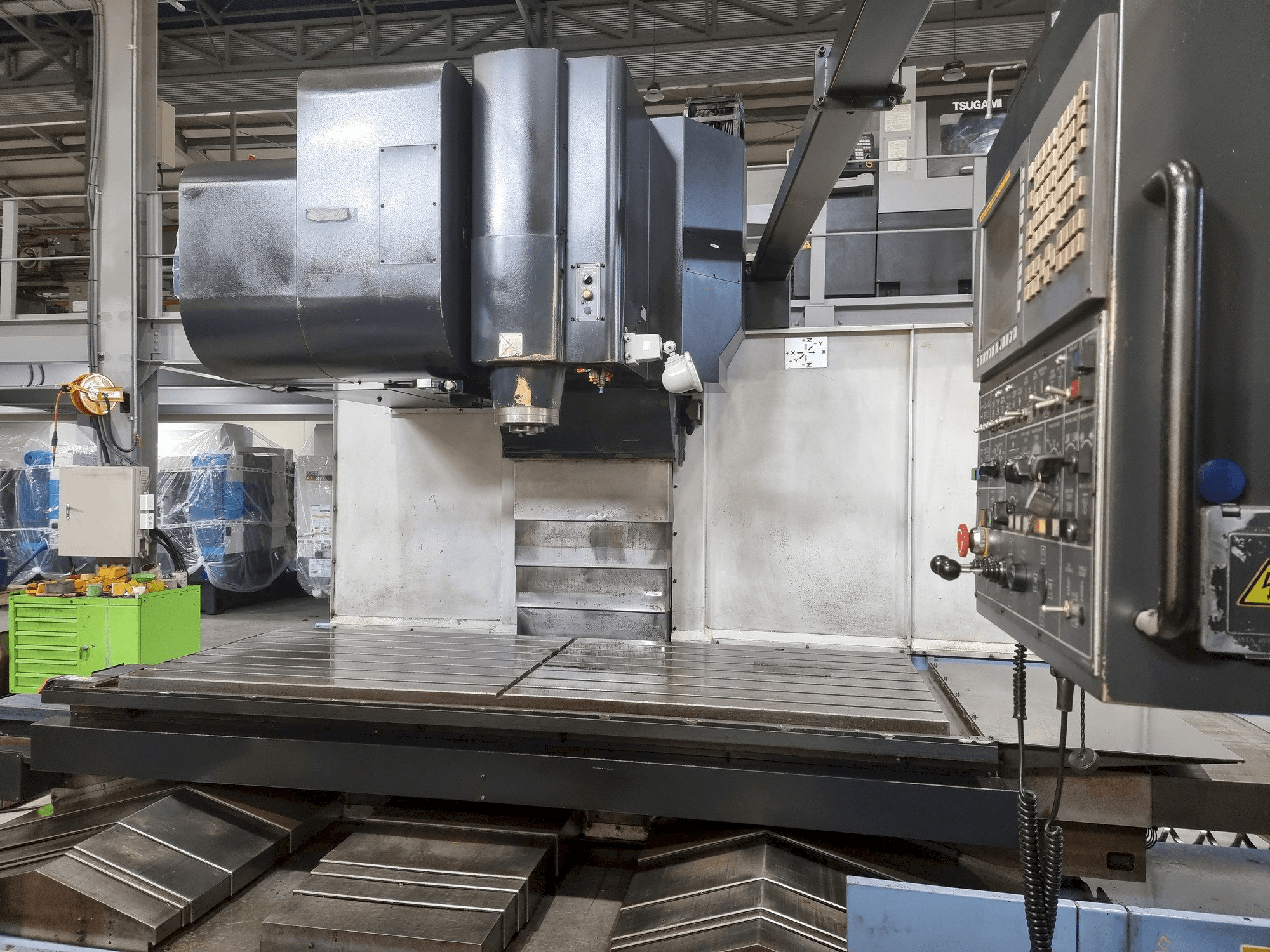 Čelní pohled na Doosan VM 960L stroj