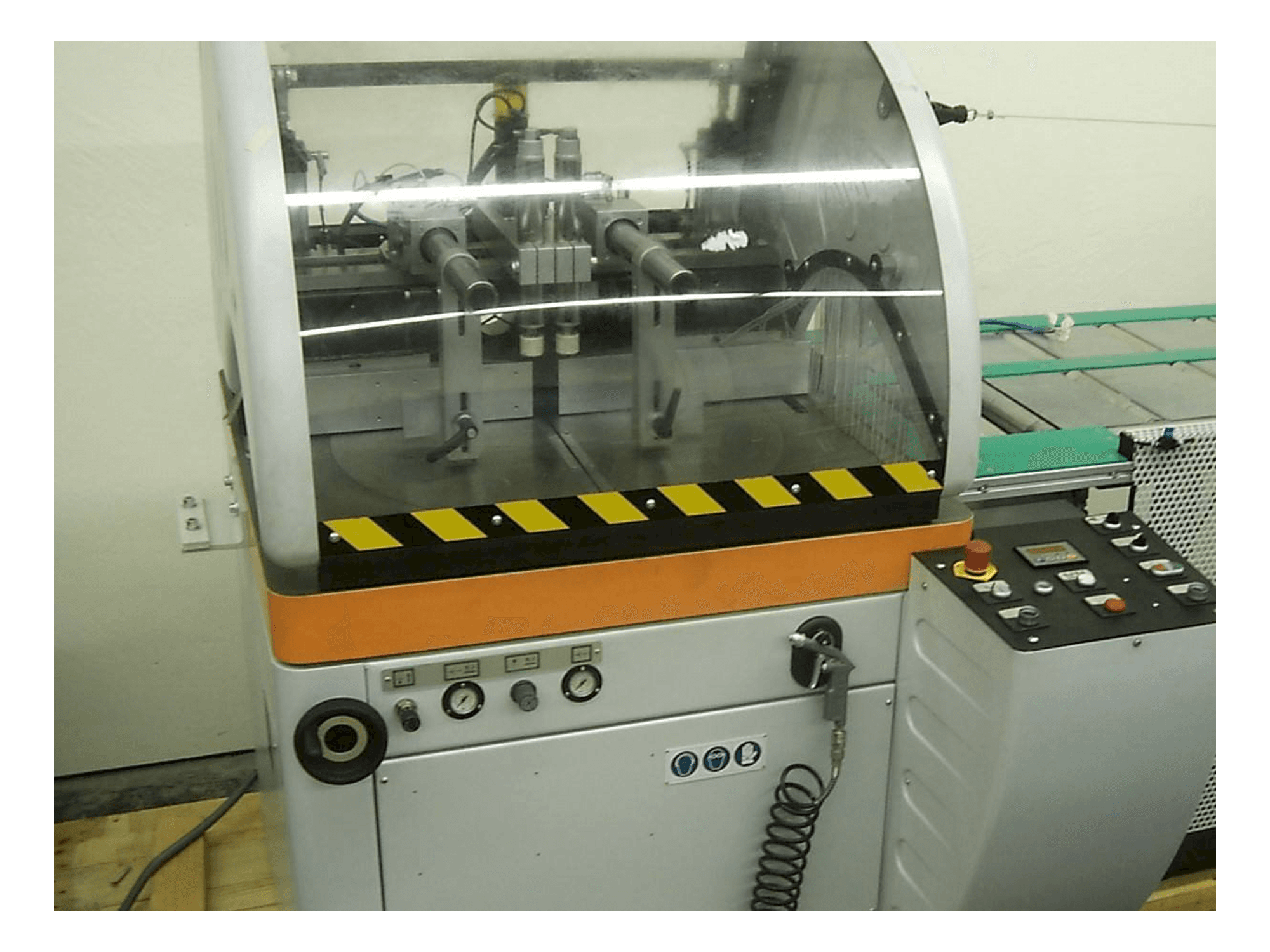 Čelní pohled na KASTO alu U 20 stroj