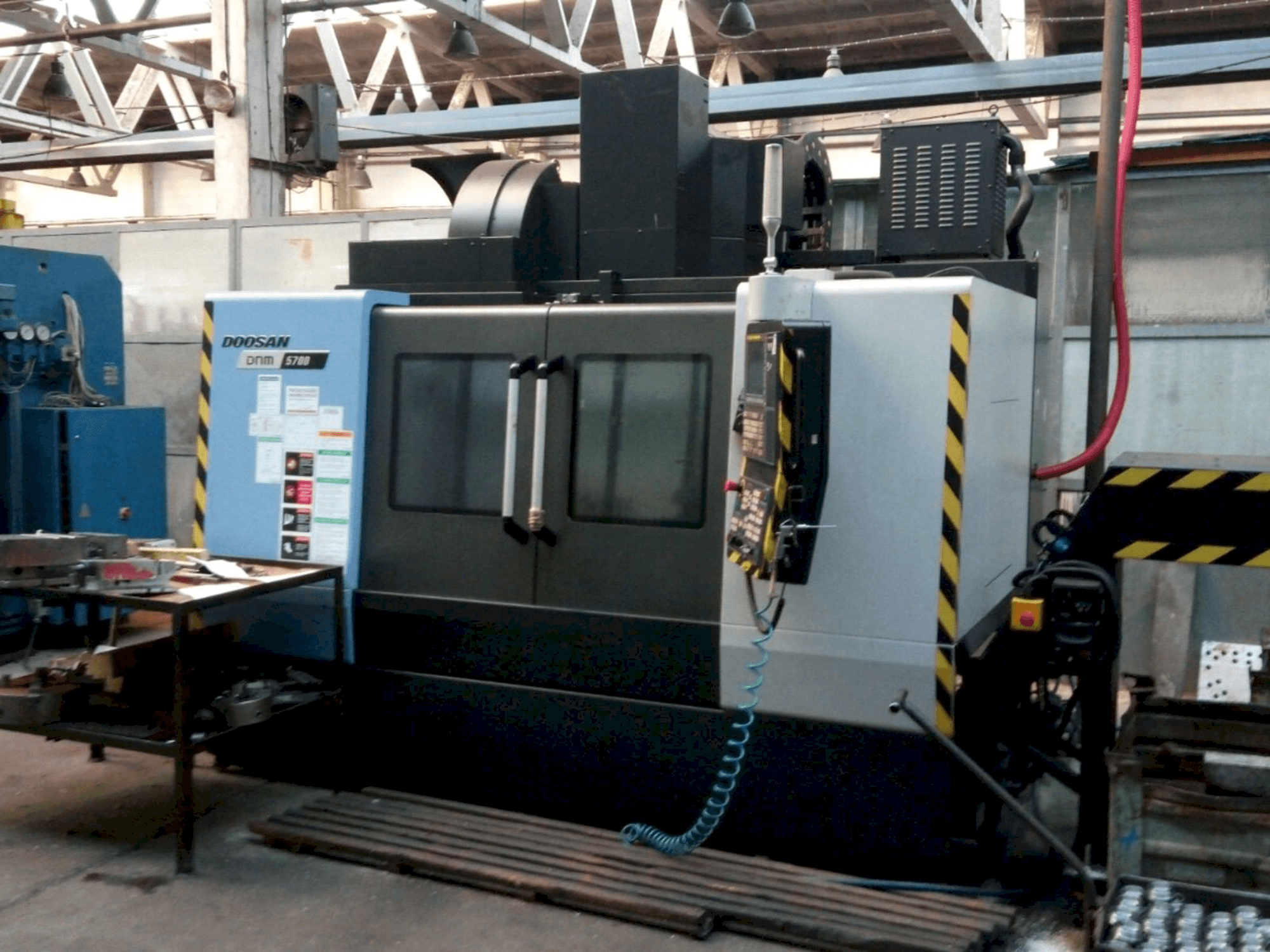 Čelní pohled na Doosan DNM 5700 stroj