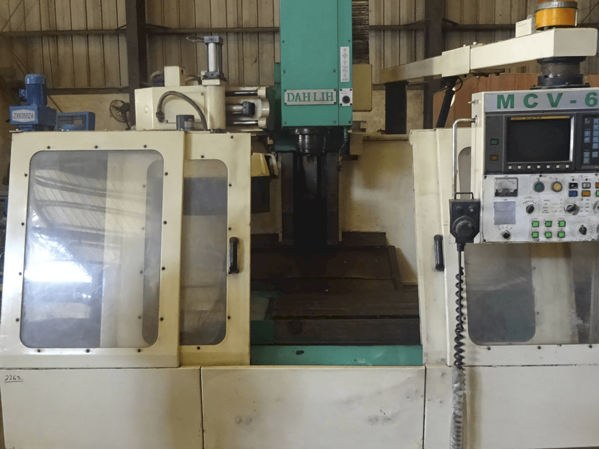 Čelní pohled na DAH LIH DL-MCV 610 stroj