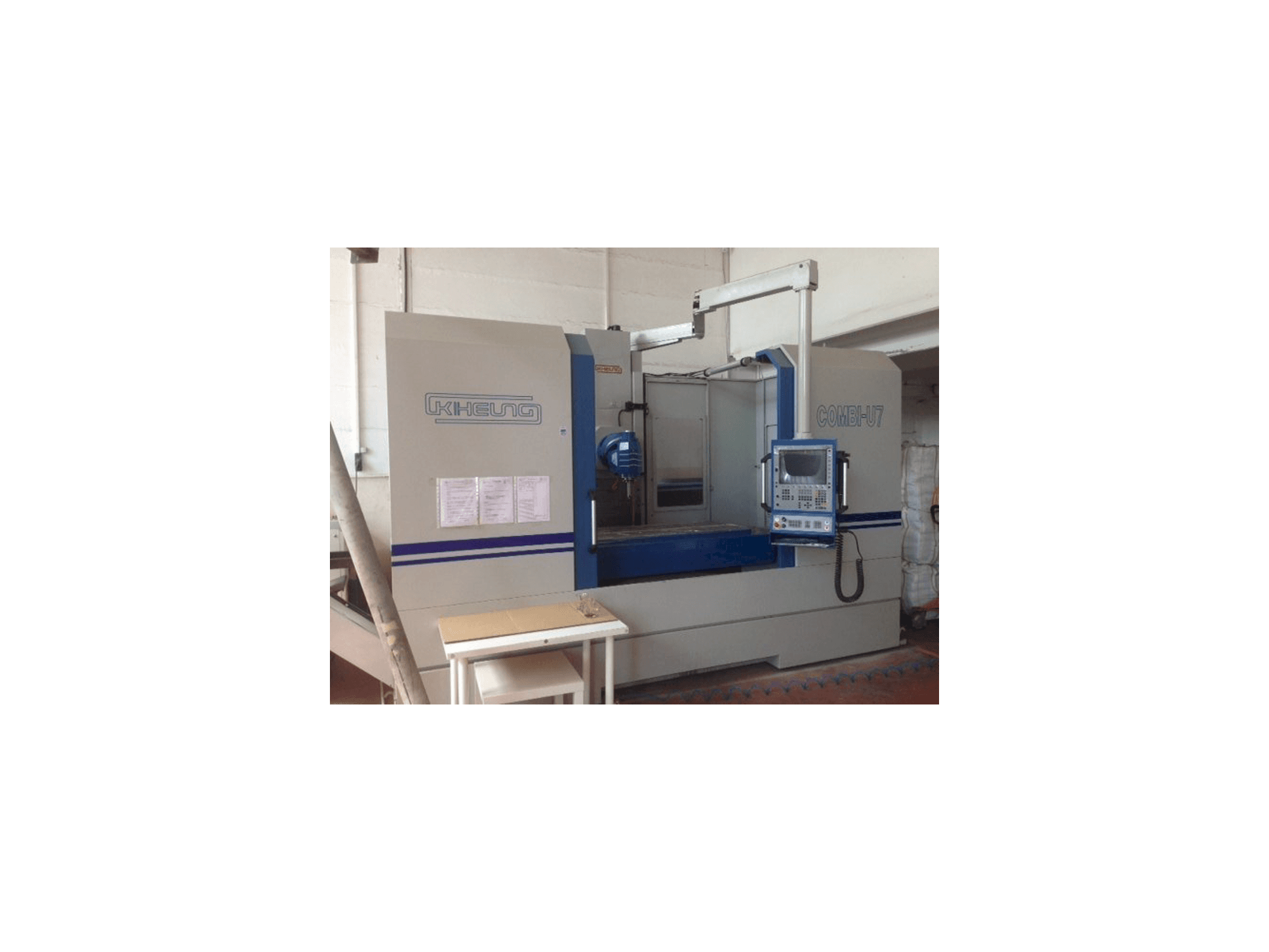 Čelní pohled na KIHEUNG COMBI U7 stroj