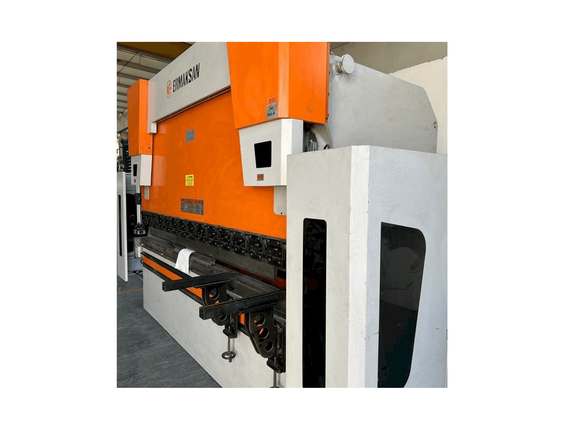 Čelní pohled na ERMAKSAN Speed Bend Pro 3100x175 stroj