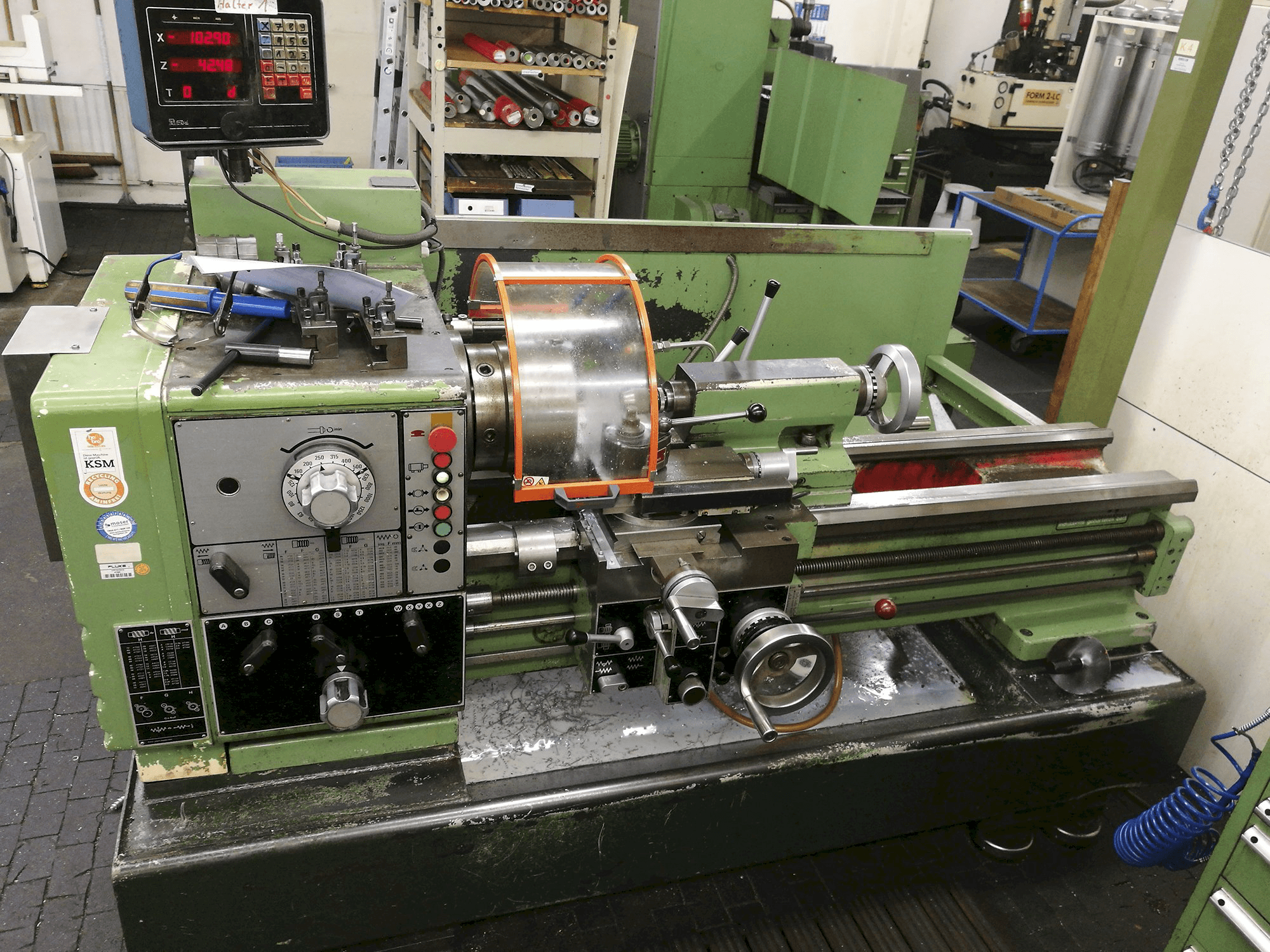 Čelní pohled na Harrison M400 stroj