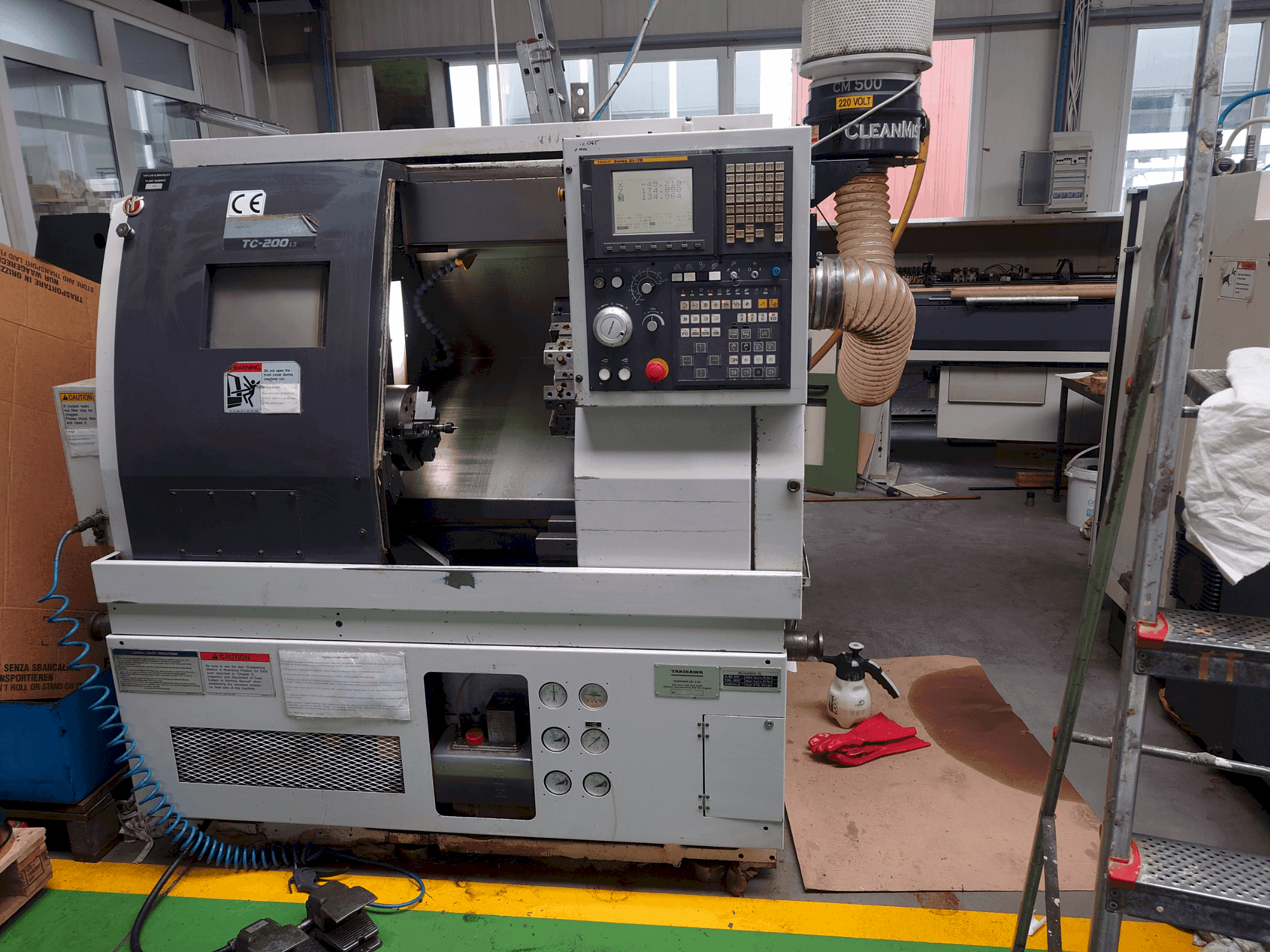 Čelní pohled na Takisawa TC-200 L3 stroj