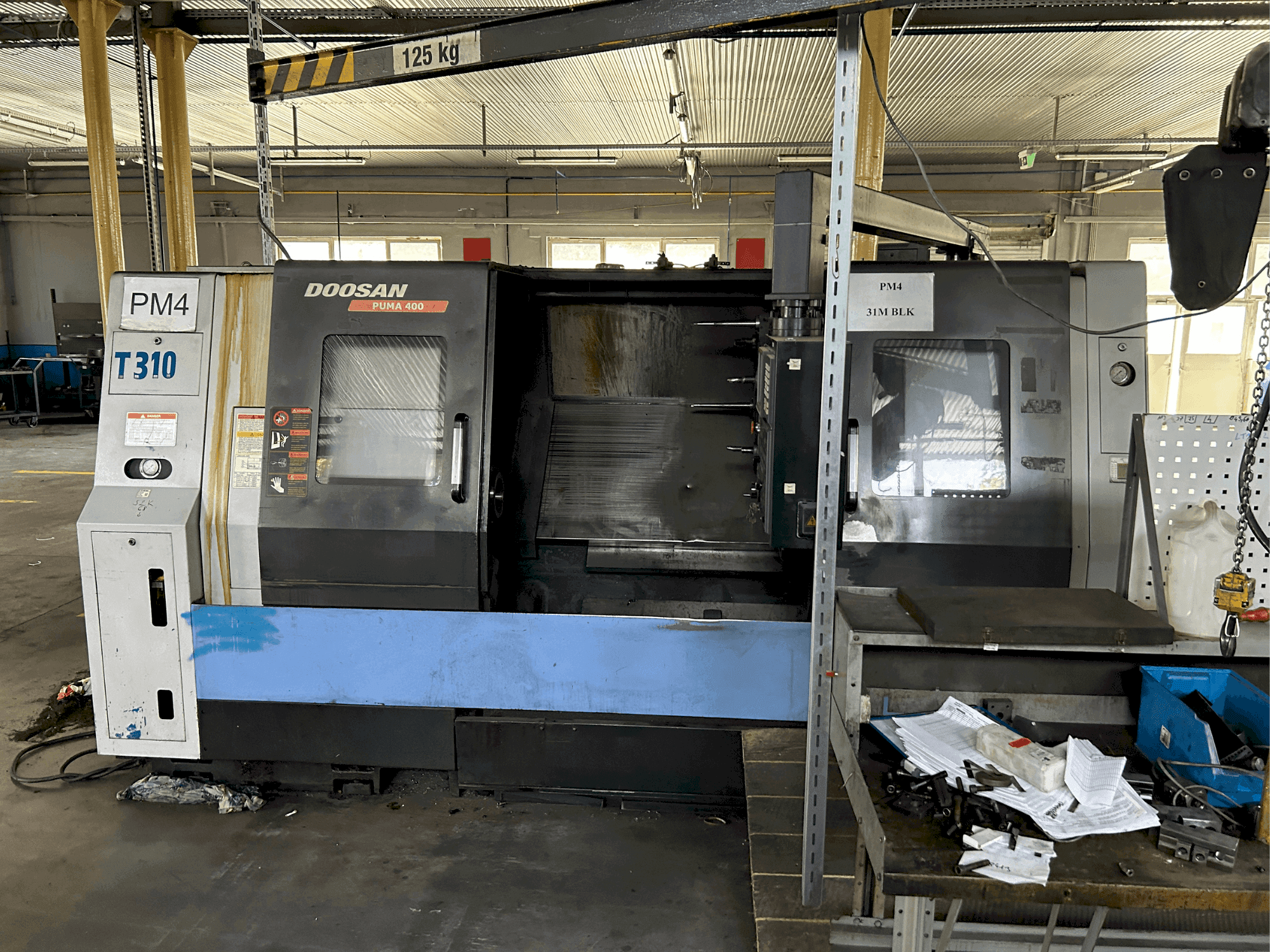 Čelní pohled na DOOSAN puma 400 B stroj
