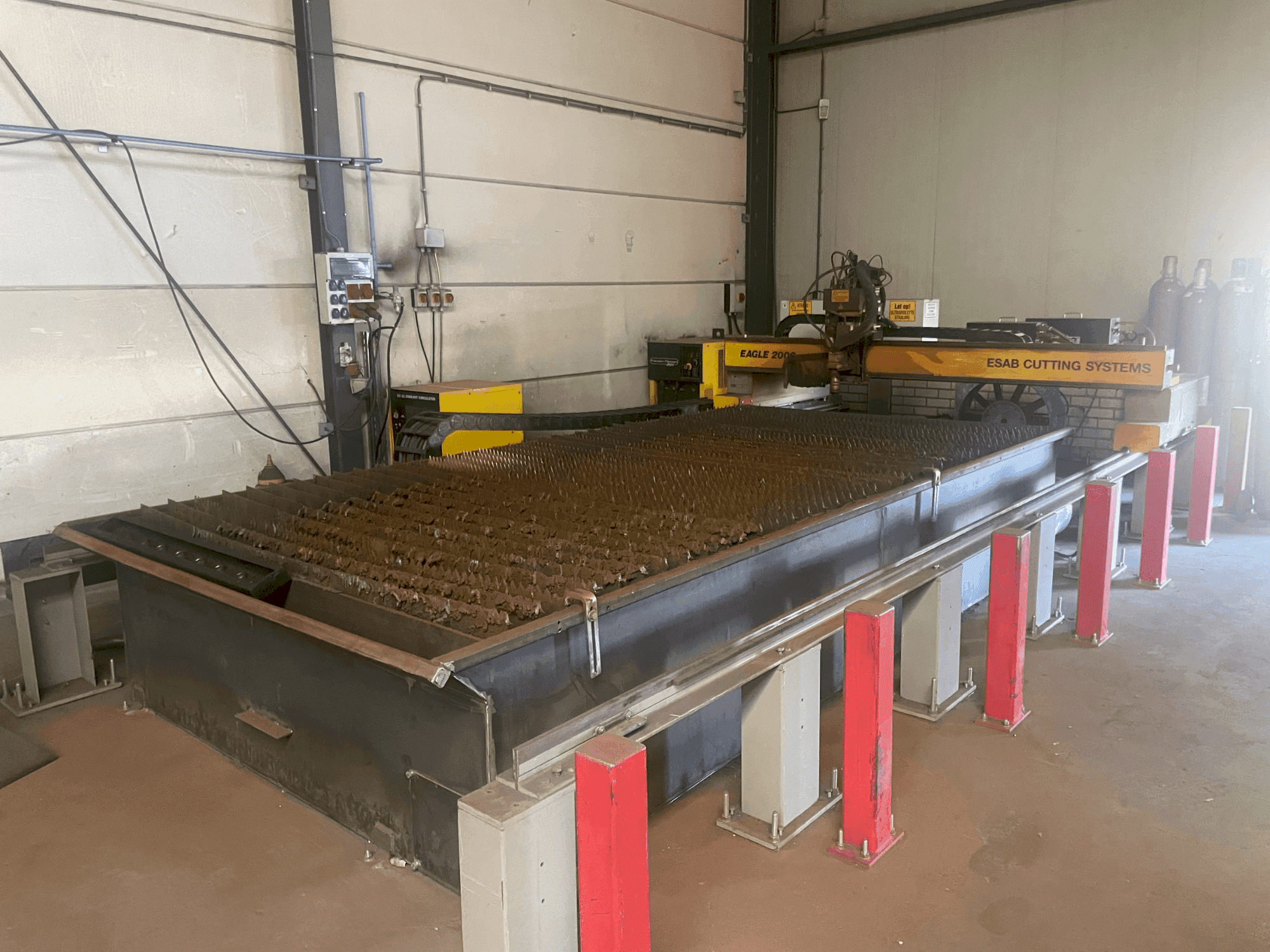 Čelní pohled na ESAB EAGLE 2000 stroj