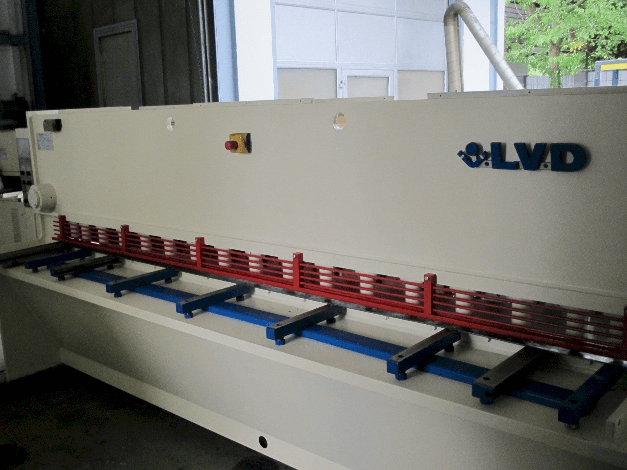 Čelní pohled na LVD HST 31/6 stroj