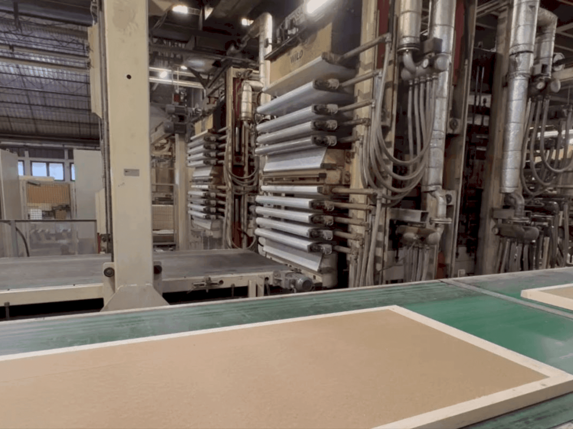 Čelní pohled na WILD Door leaf press line stroj