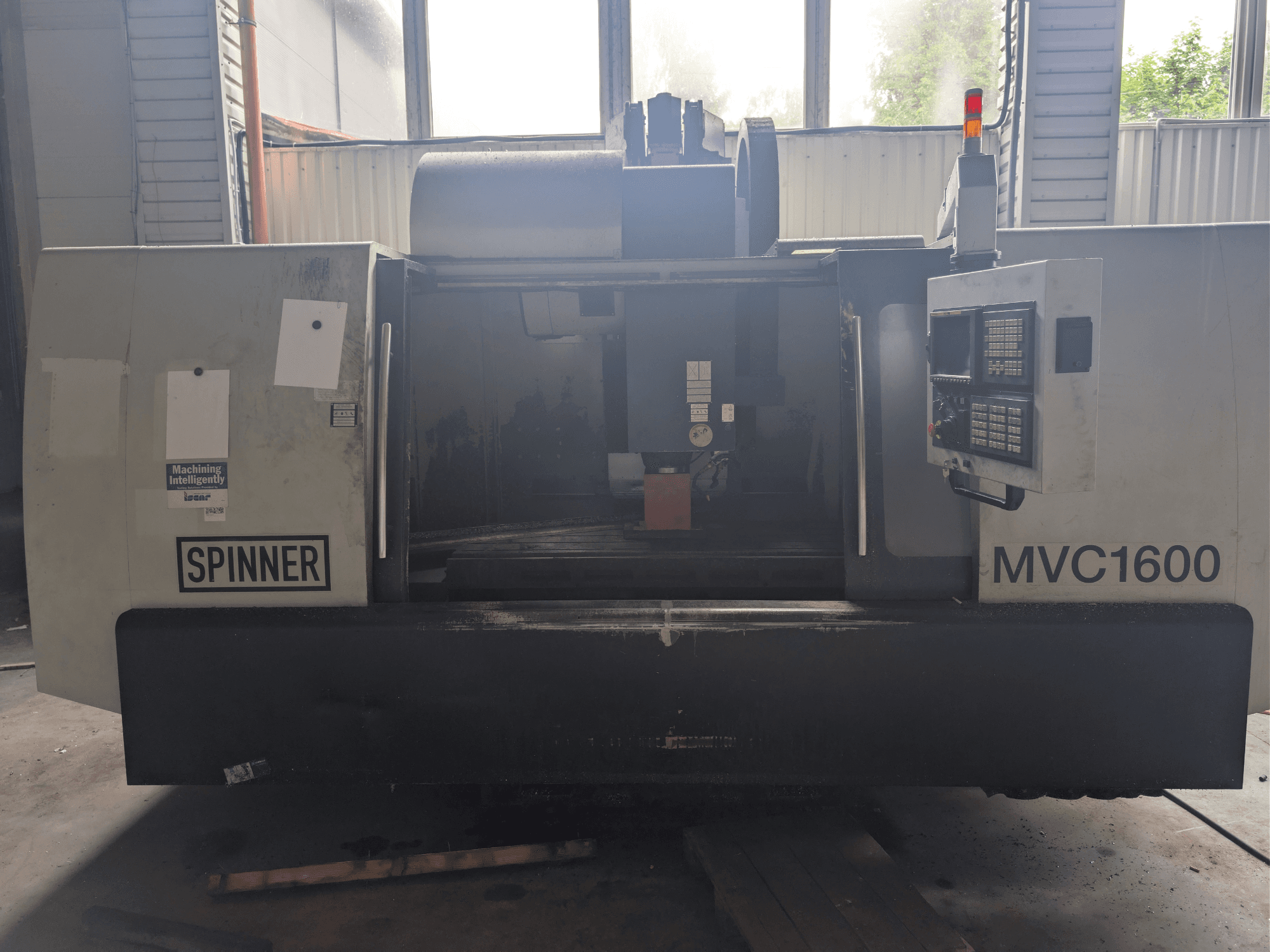 Vertikální obráběcí centrum SPINNER MVC-1600, pohled zepředu, znázorňuje ovládací panel a obráběcí prostor. Vhodné pro přesné obrábění.