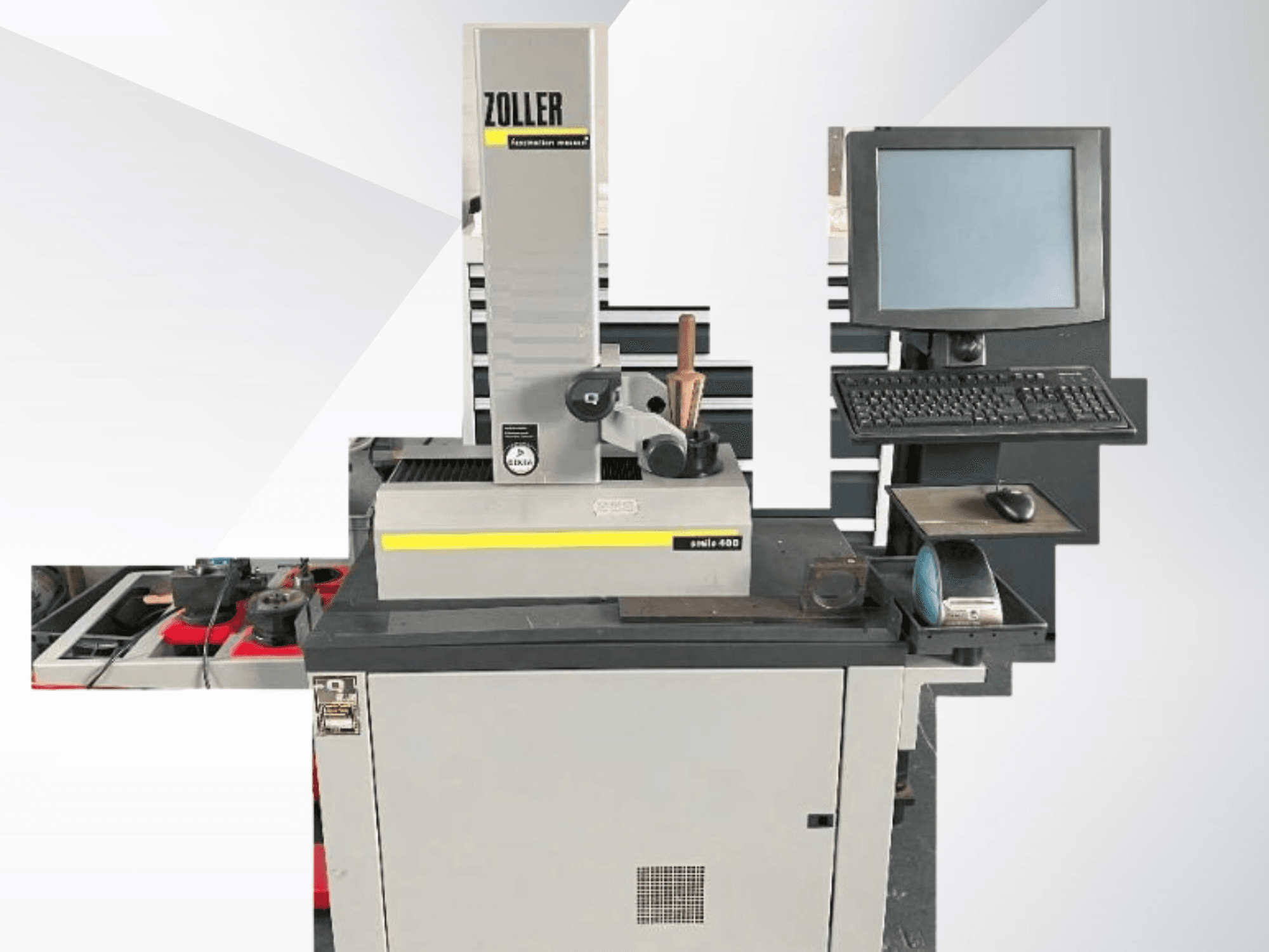 Měřící stroj ZOLLER s počítačovým monitorem, klávesnicí a nástroji; pohled zepředu ukazuje šedou barvu a moderní design.