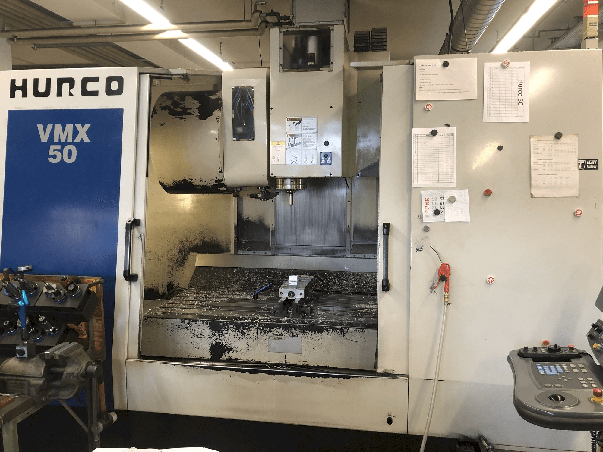 Čelní pohled na Hurco VMX 50 stroj