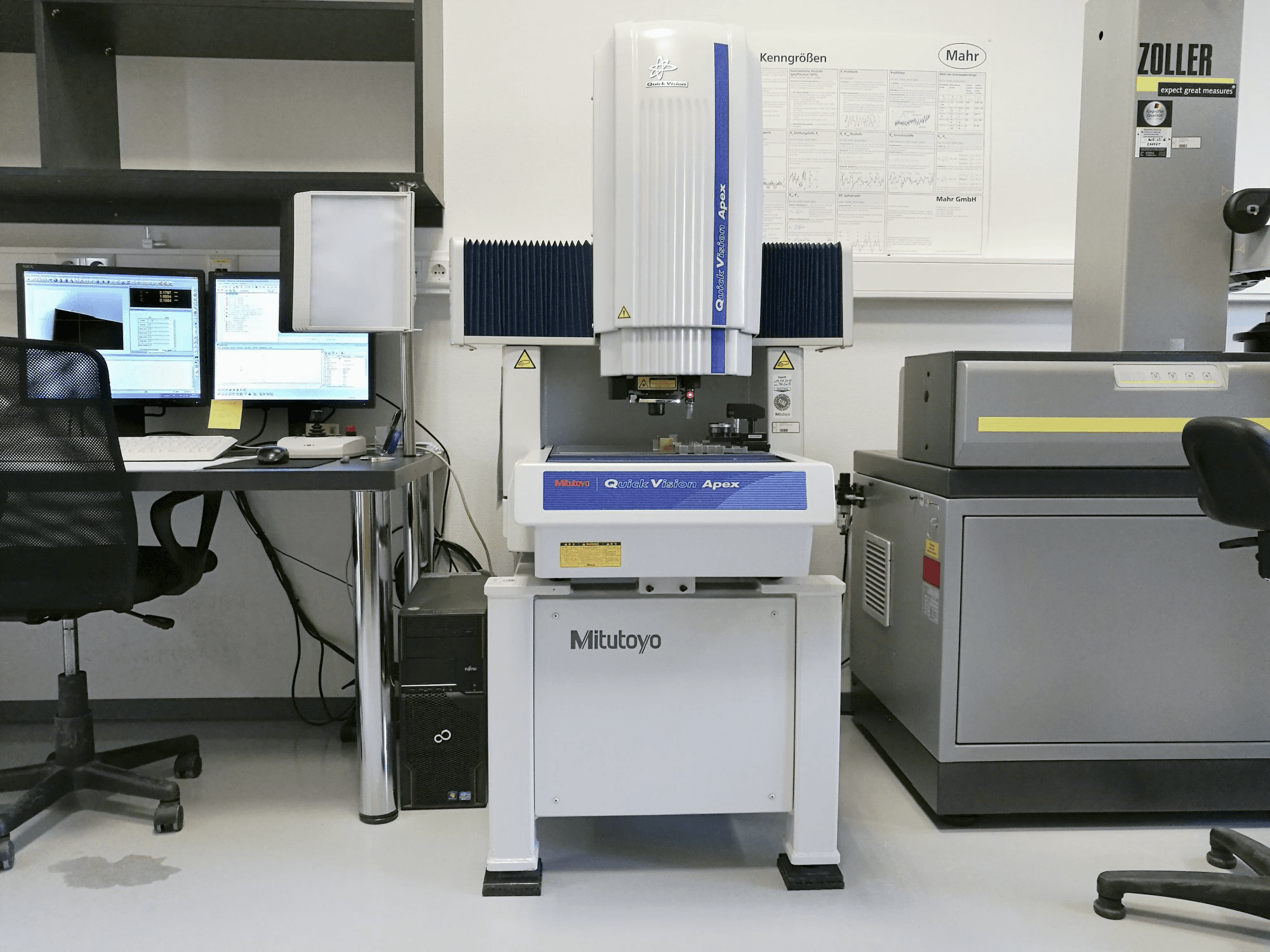 Čelní pohled na Mitutoyo QVT1-X302PIL-C stroj