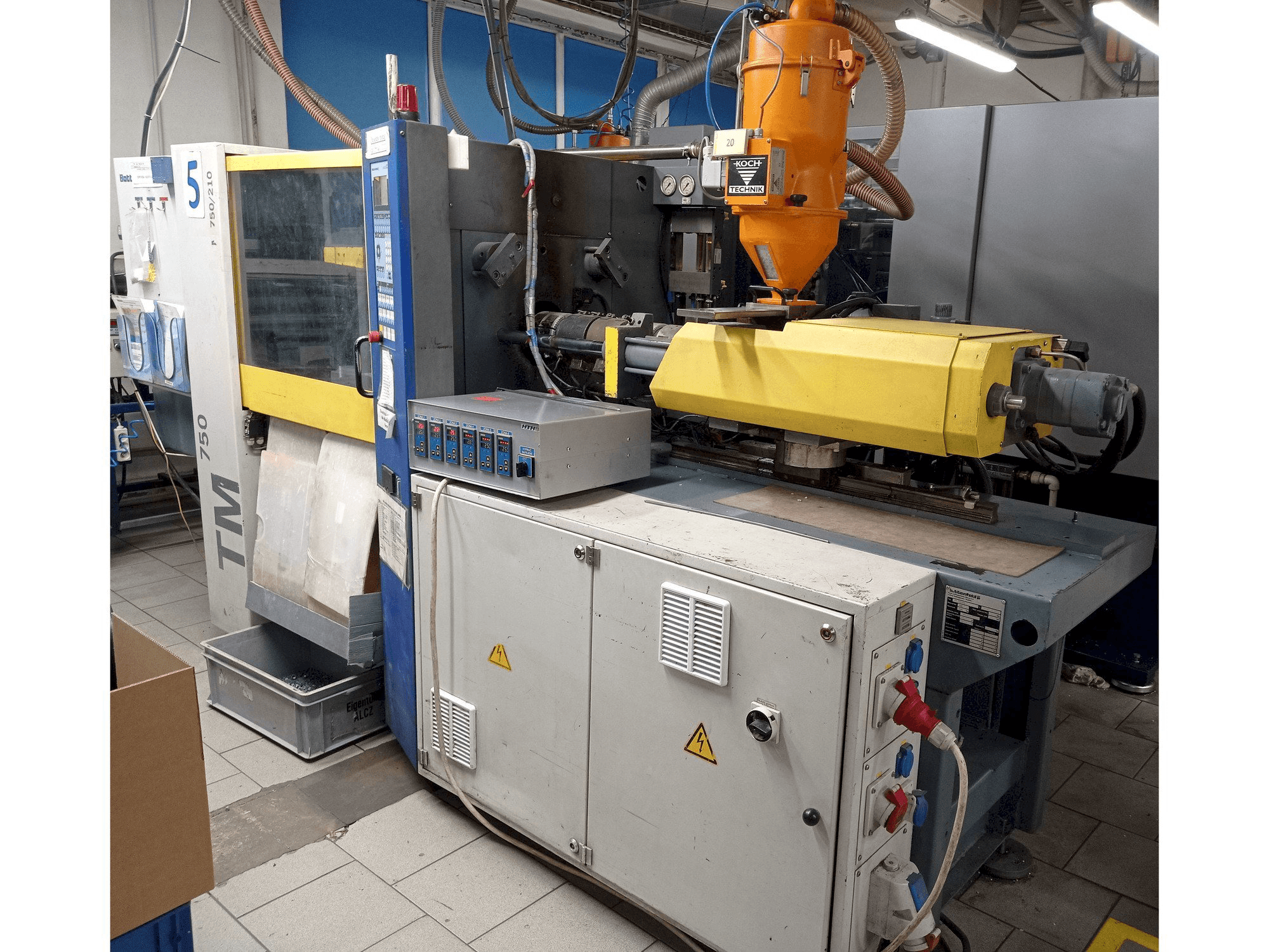 Čelní pohled na Battenfeld TM 750/210 stroj