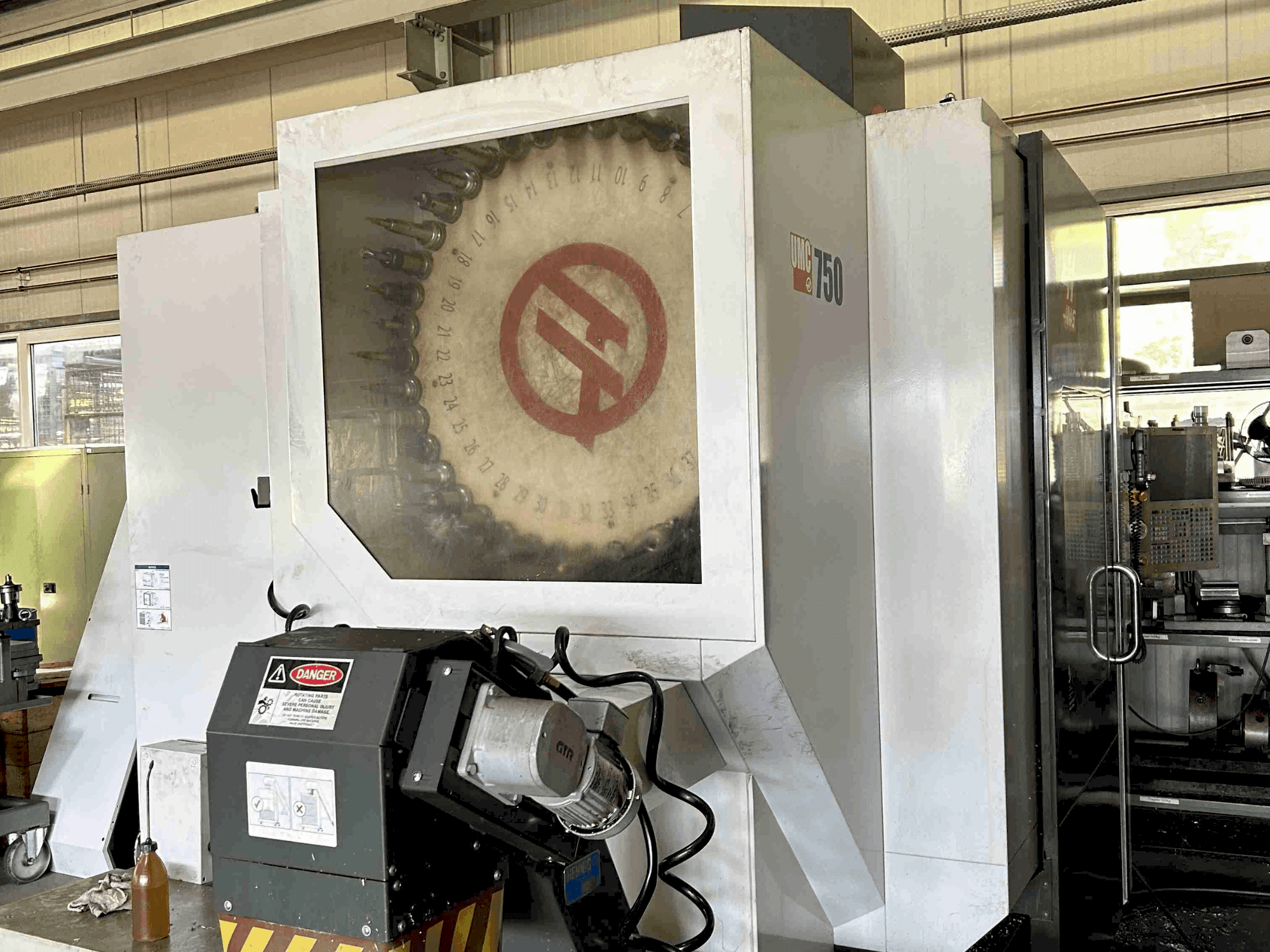 Čelní pohled na HAAS UMC-750 stroj