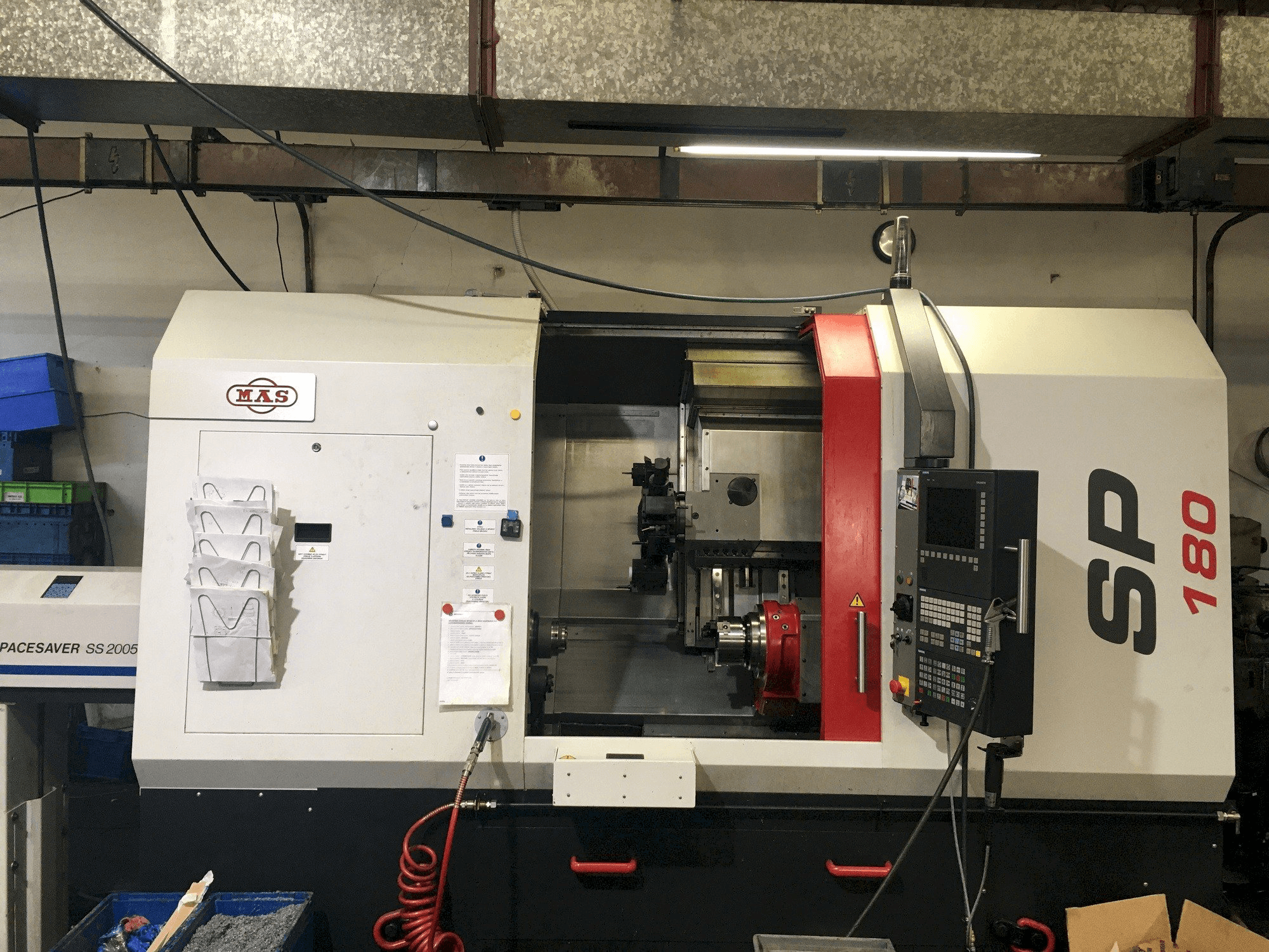 Čelní pohled na KOVOSVIT MAS SP 180 SY stroj