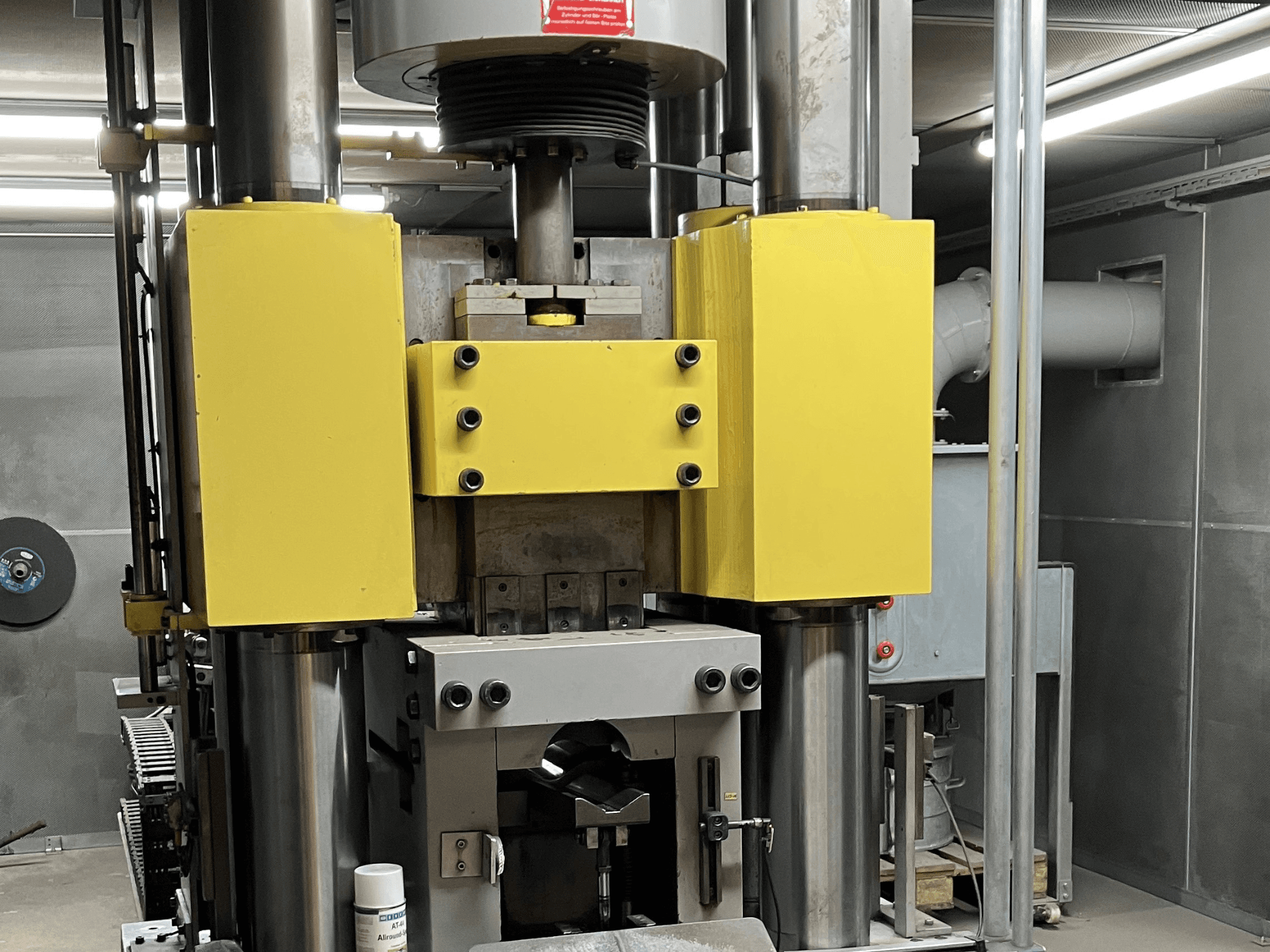Hydraulický lis WINTER VSP 350 v bočním pohledu, se žlutými a šedými prvky, s viditelnými hydraulickými válci a ovládacími prvky.