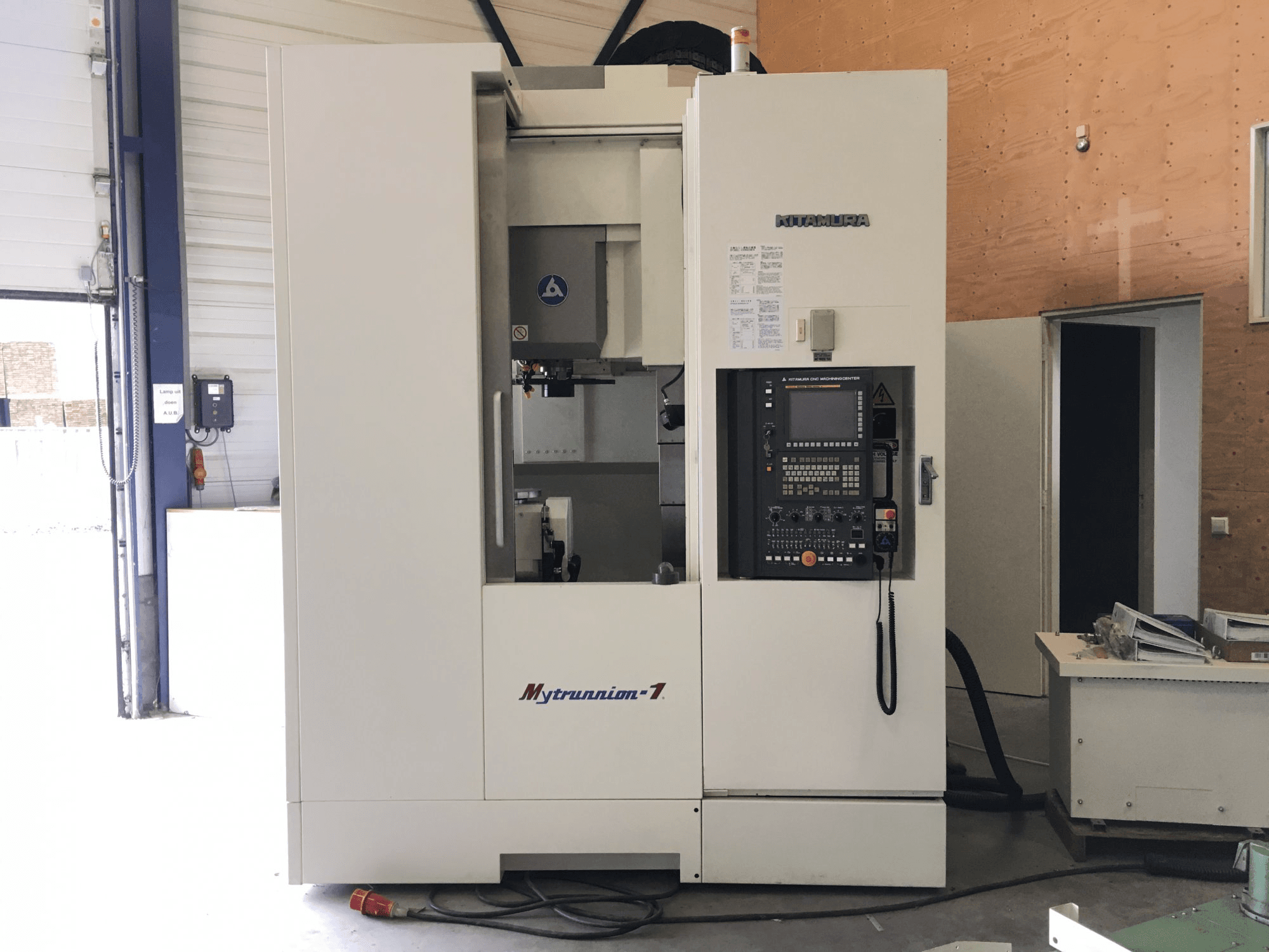 Čelní pohled na Kitamura Mytrunnion-1 stroj