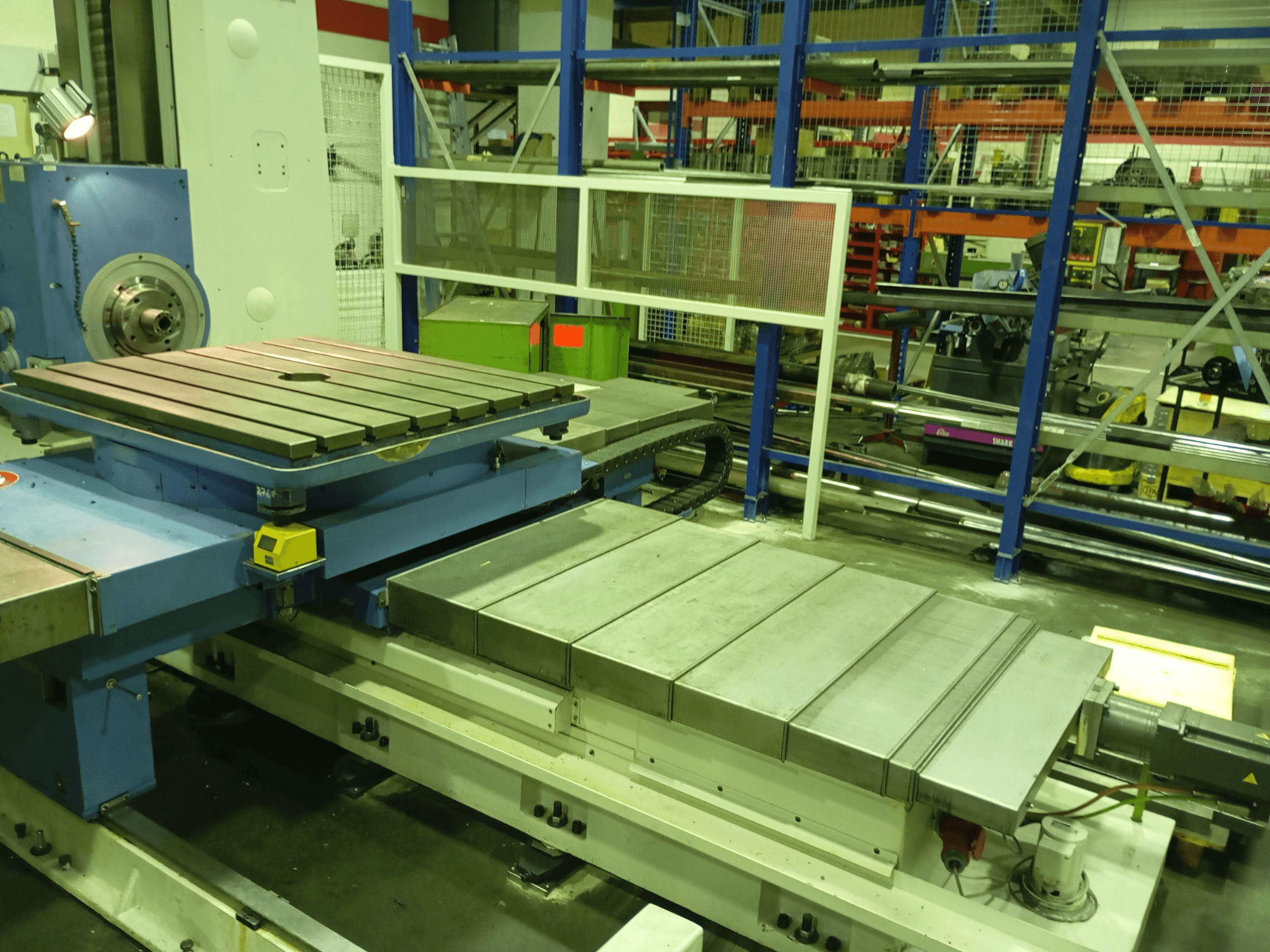 Vyvrtávačka Union Karl Marx Stadt BFT90/5 MSC, pohled zepředu; má velký plochý stůl, motorizovanou základnu a kovovou konstrukci.